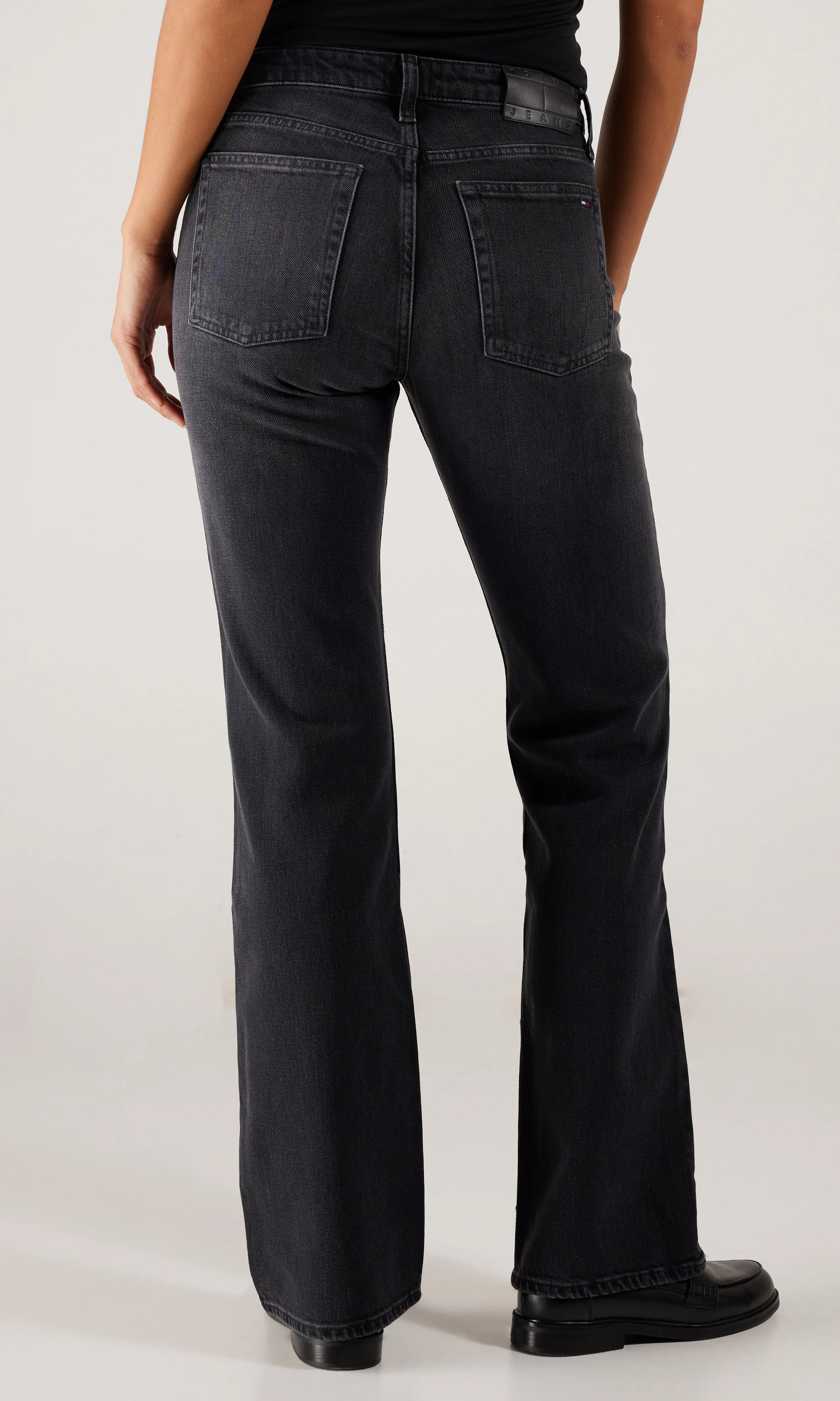 Cleo Mid Bootcut Svart Jeans. Back. Model.