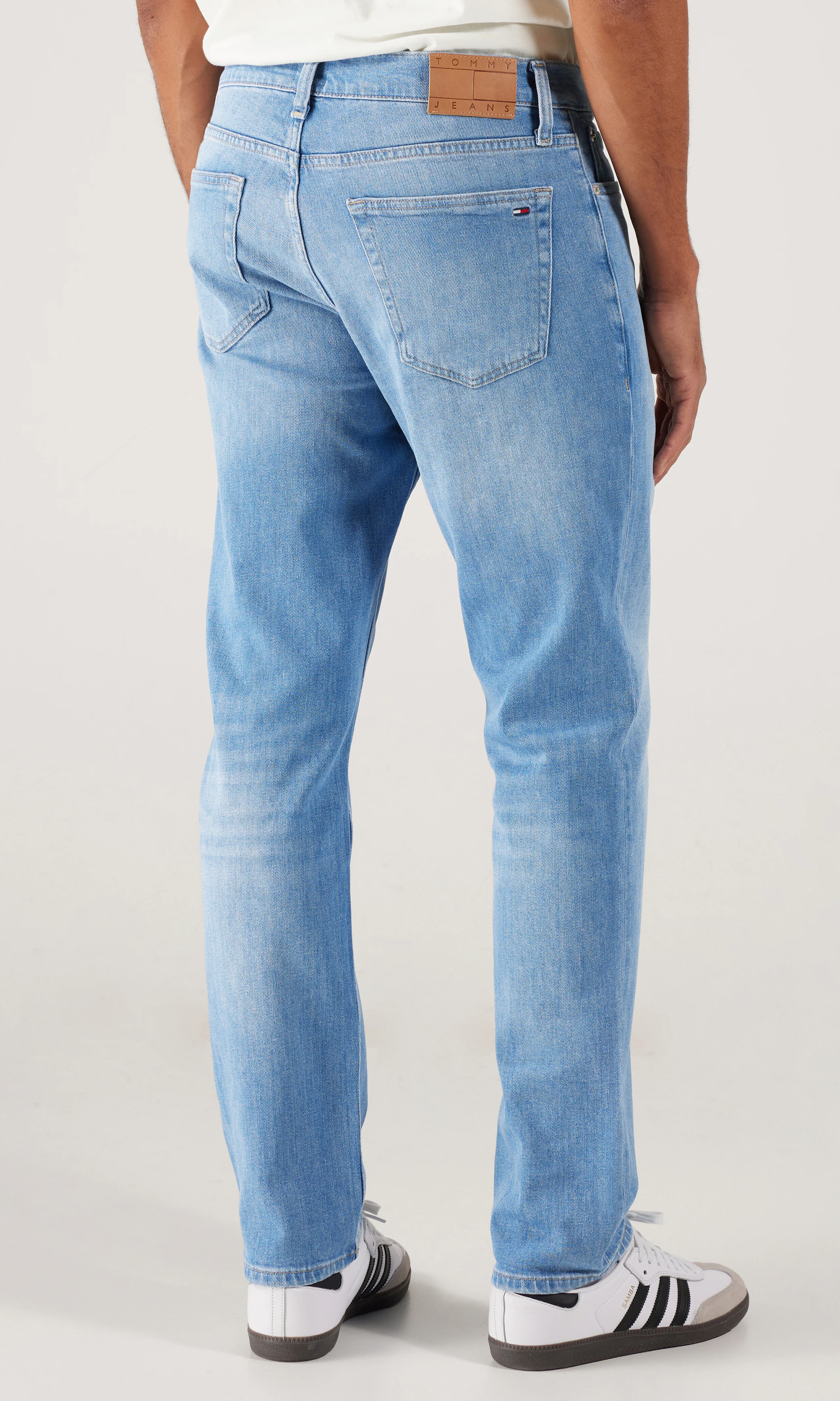 Ryan Bootcut Keskisiniset Farkut. Back. Model.