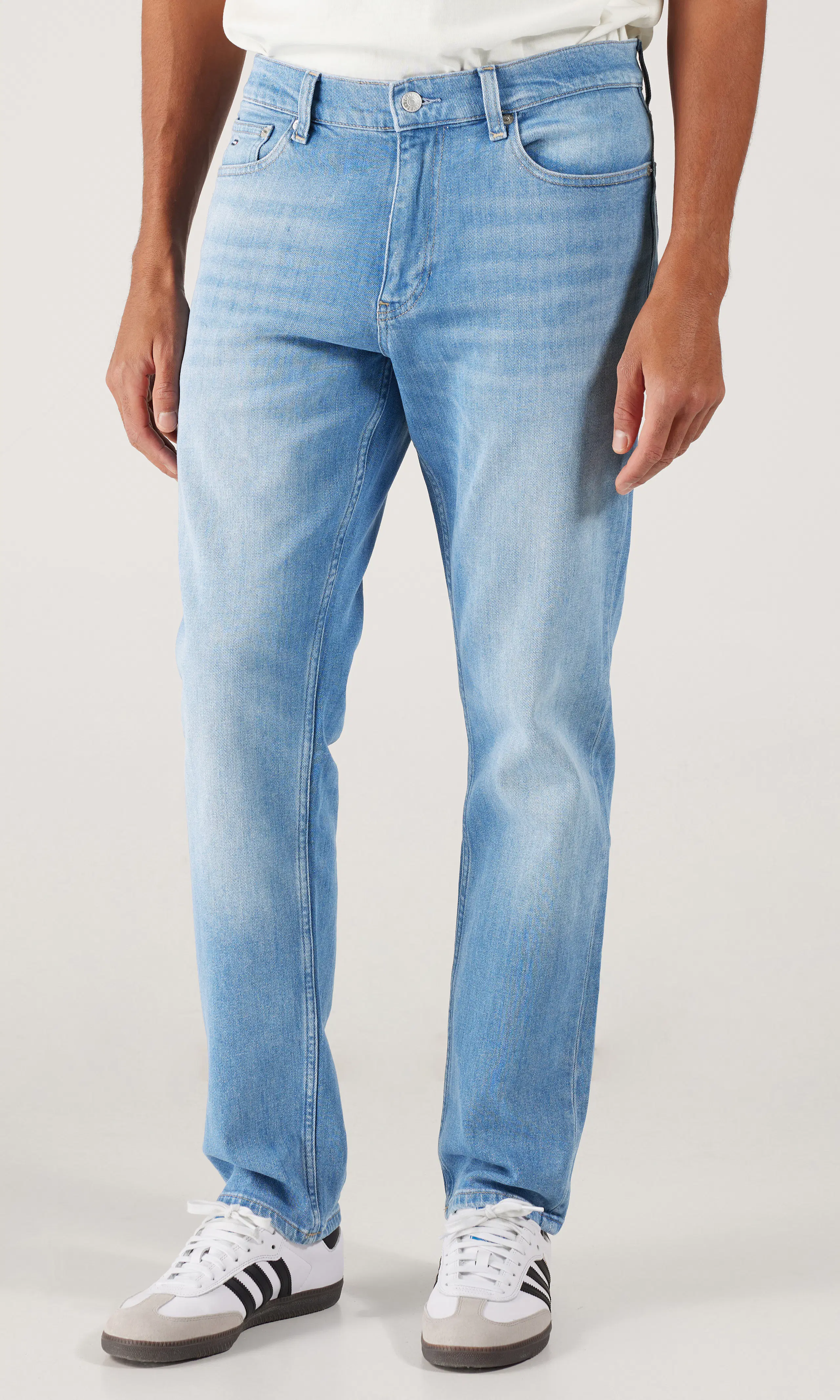 Ryan Bootcut Keskisiniset Farkut. Front. Model.