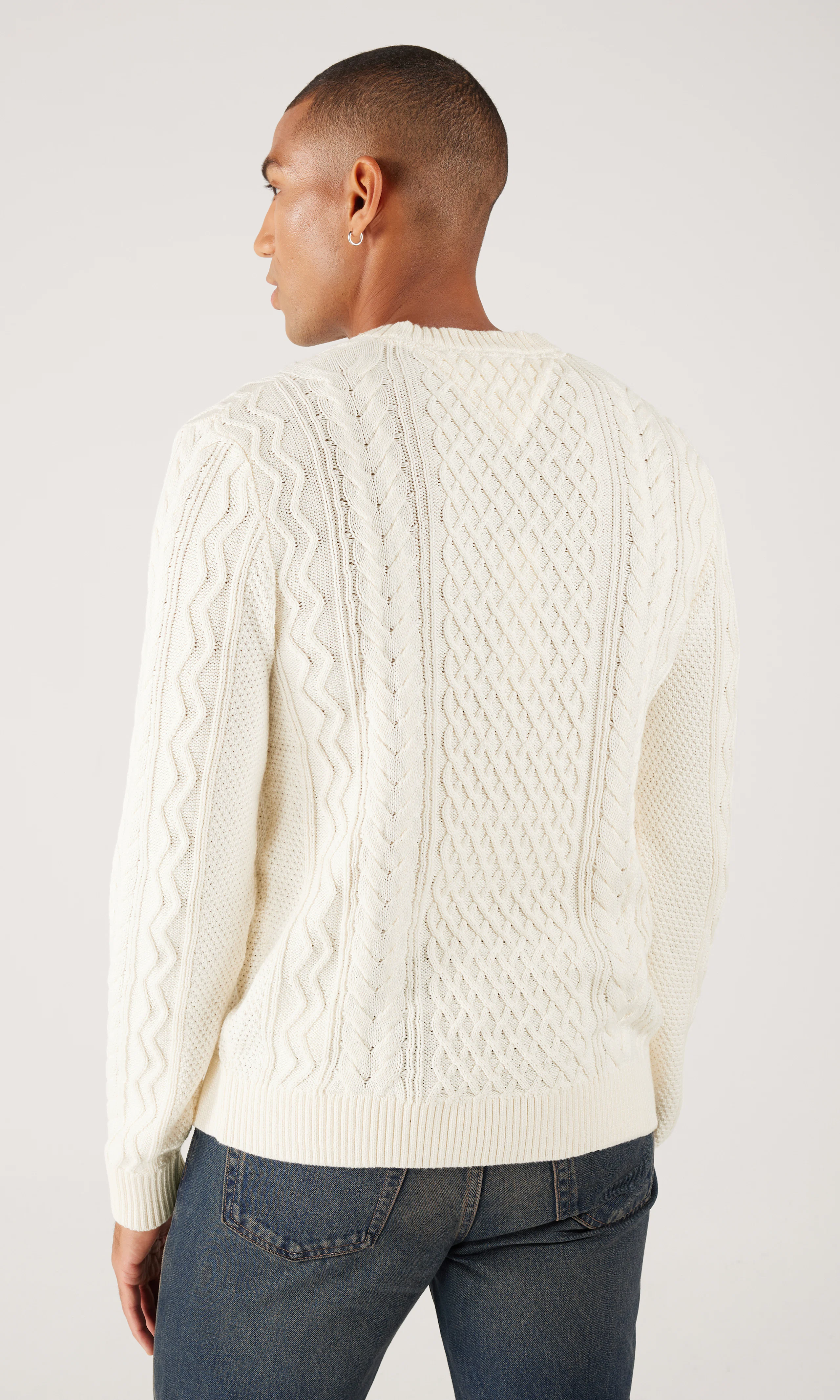 Slim Badge Cable Knit Hvit Genser. Back. Model.