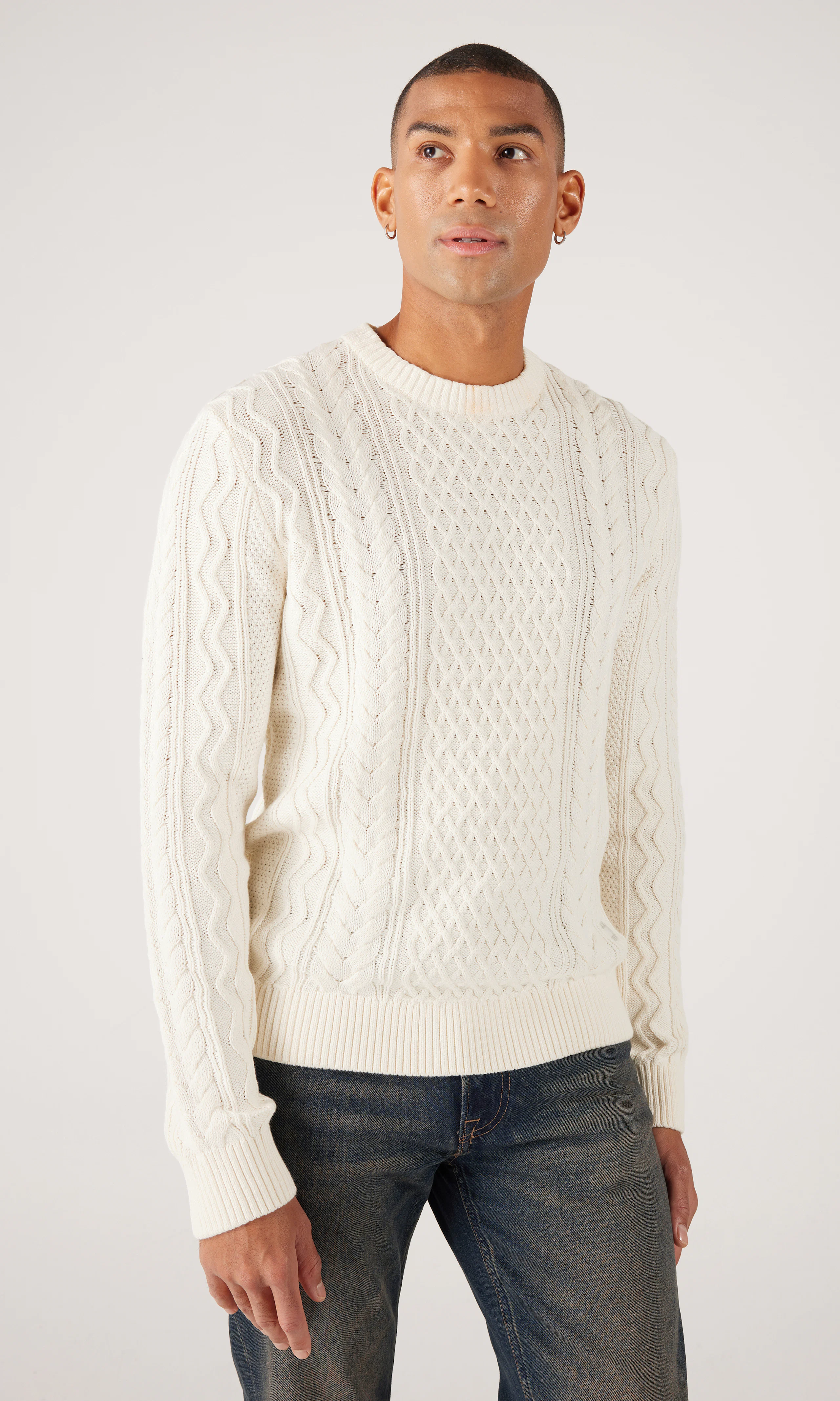 Slim Badge Cable Knit Hvit Genser. Front. Model.