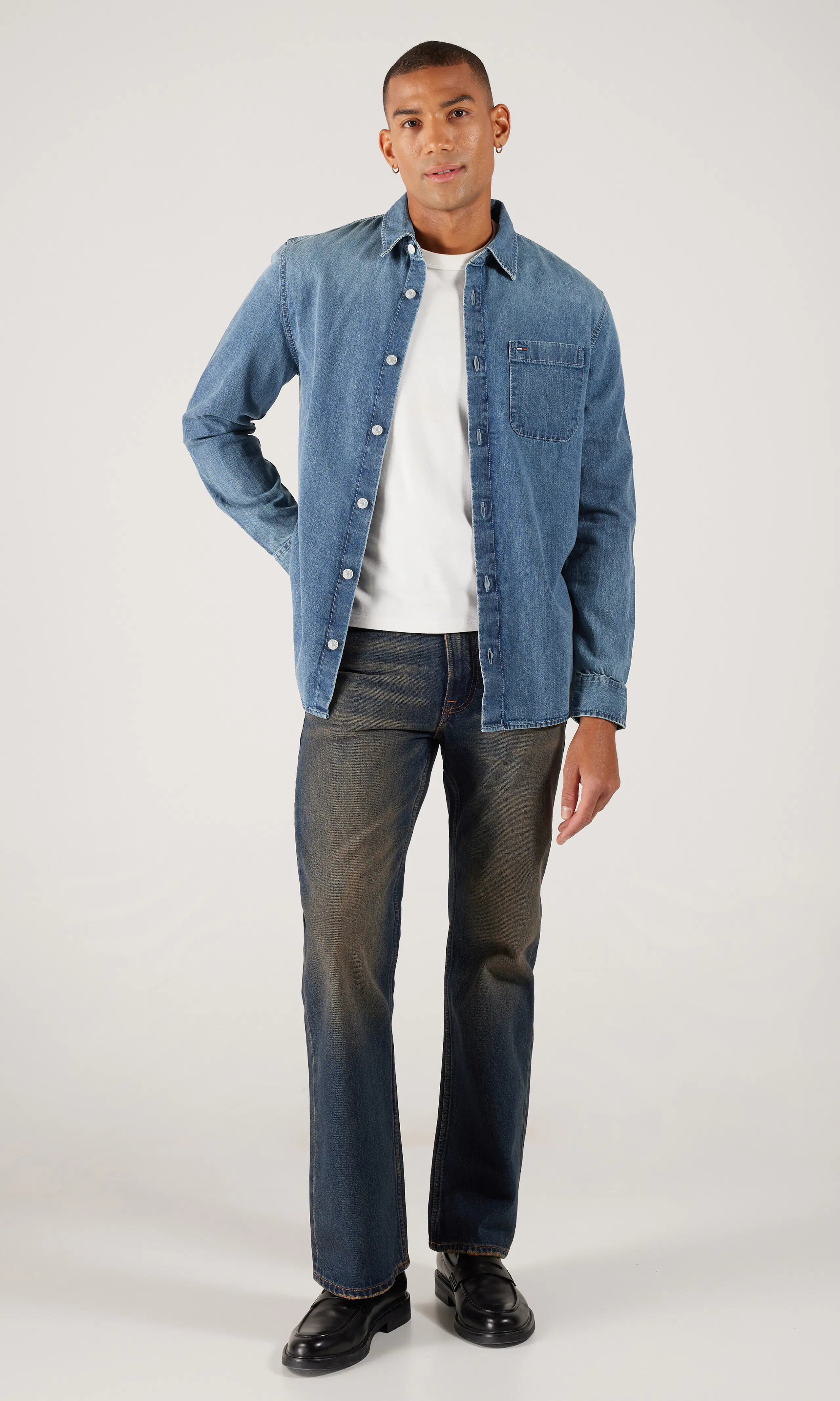 Regular Medium Blå Denim Skjorte. Front 1. Model.