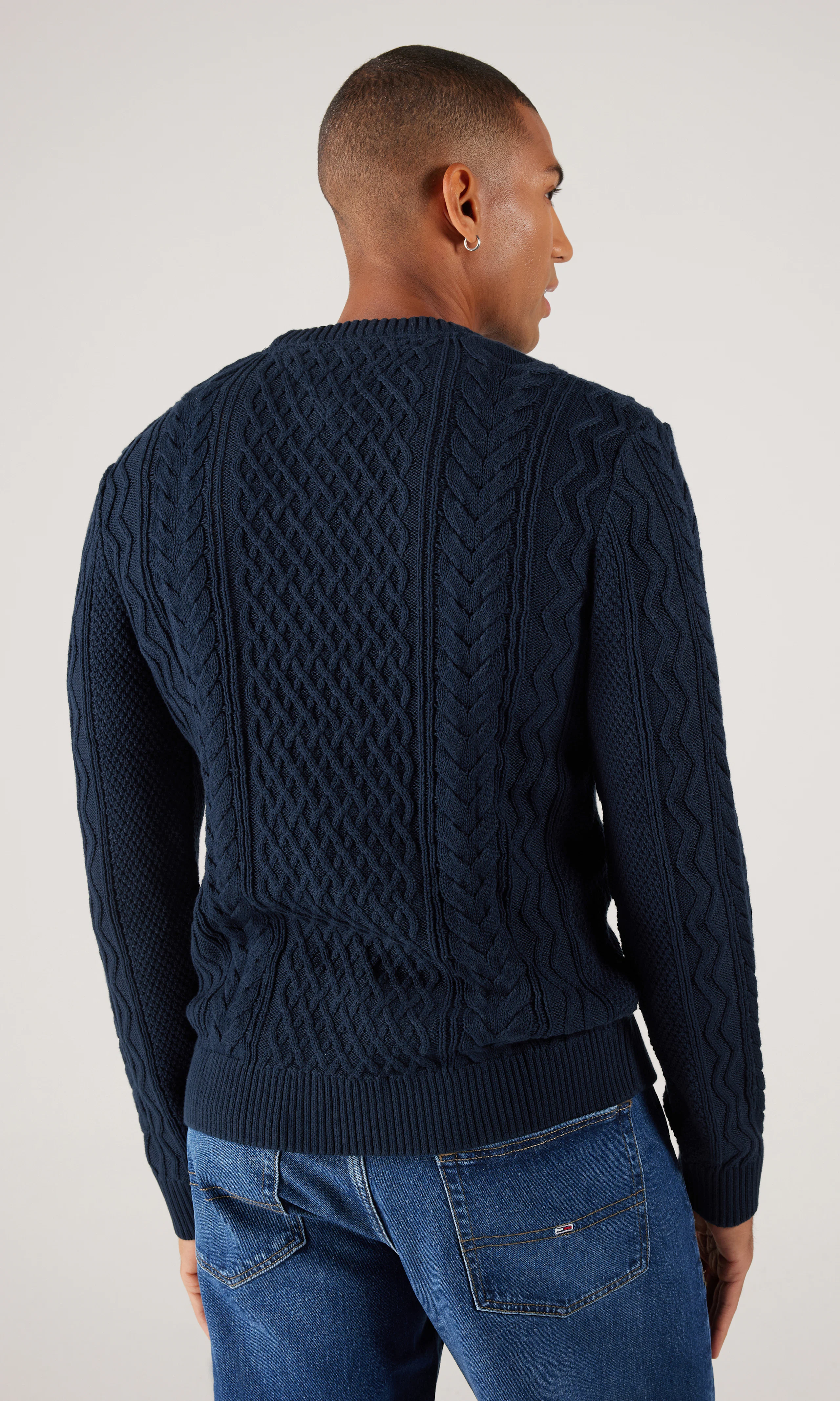 Slim Badge Cable Knit Sininen Neule. Back. Model.