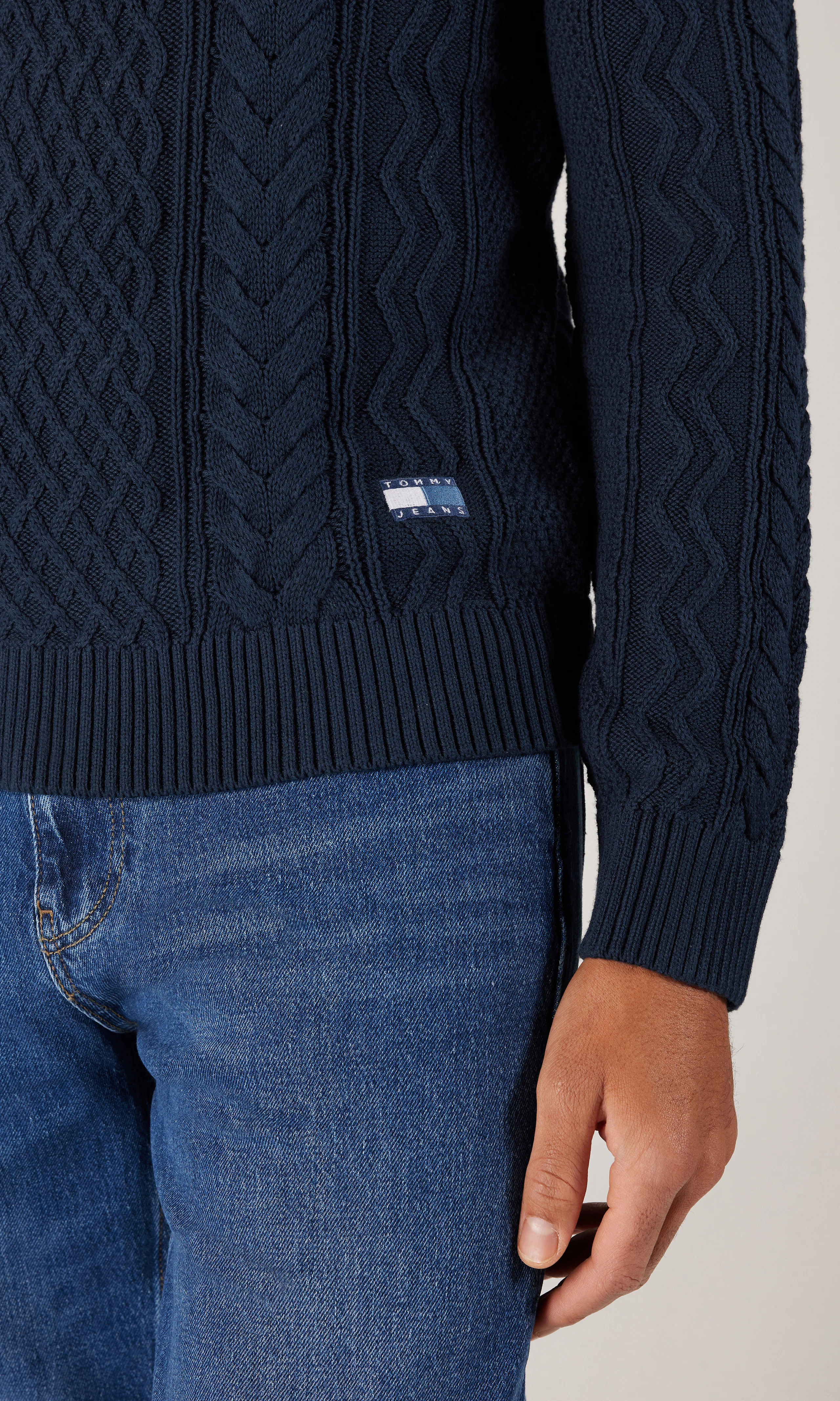 Slim Badge Cable Knit Sininen Neule. Detail 2. Model.
