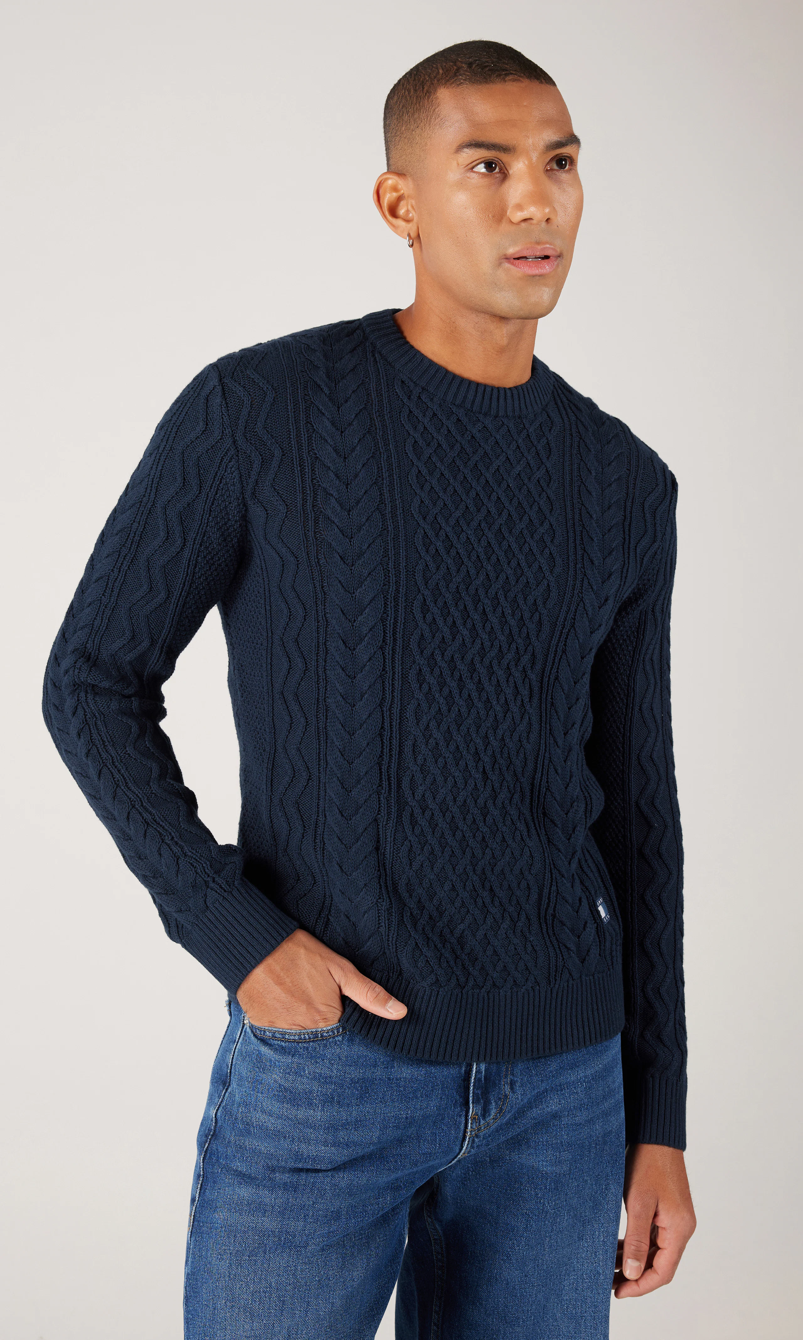 Slim Badge Cable Knit Sininen Neule. Front. Model.