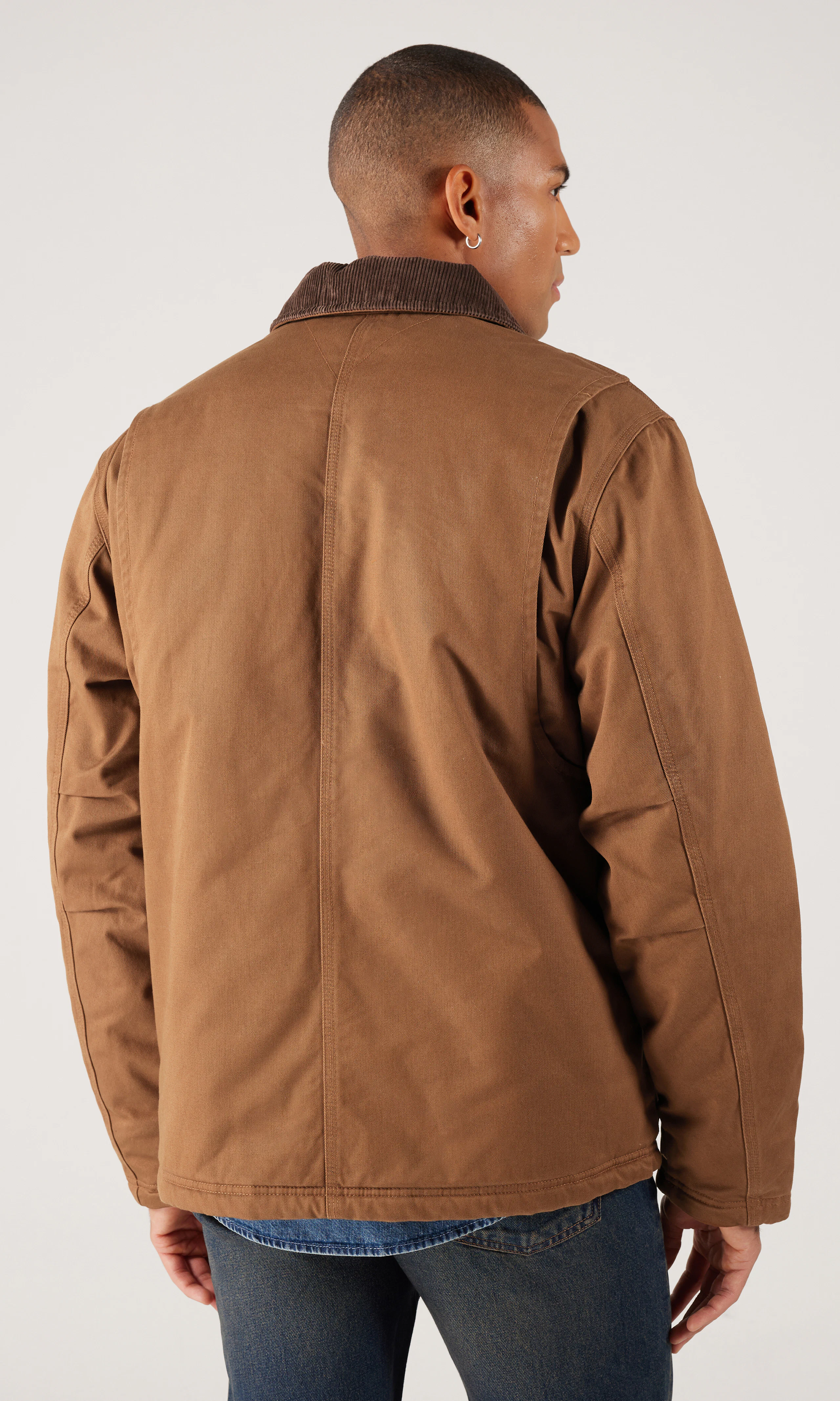 Twill Chore Brun Jakke. Back. Model.