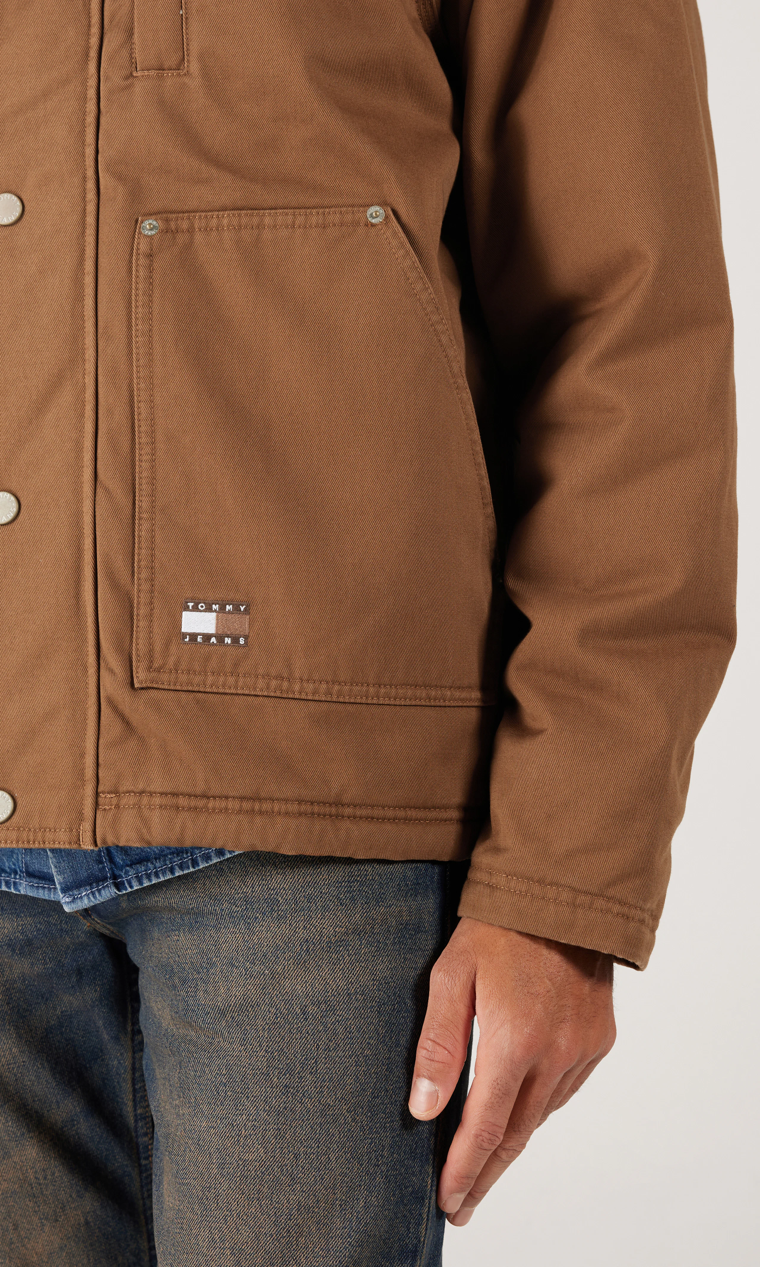 Twill Chore Brun Jakke. Detail 2. Model.