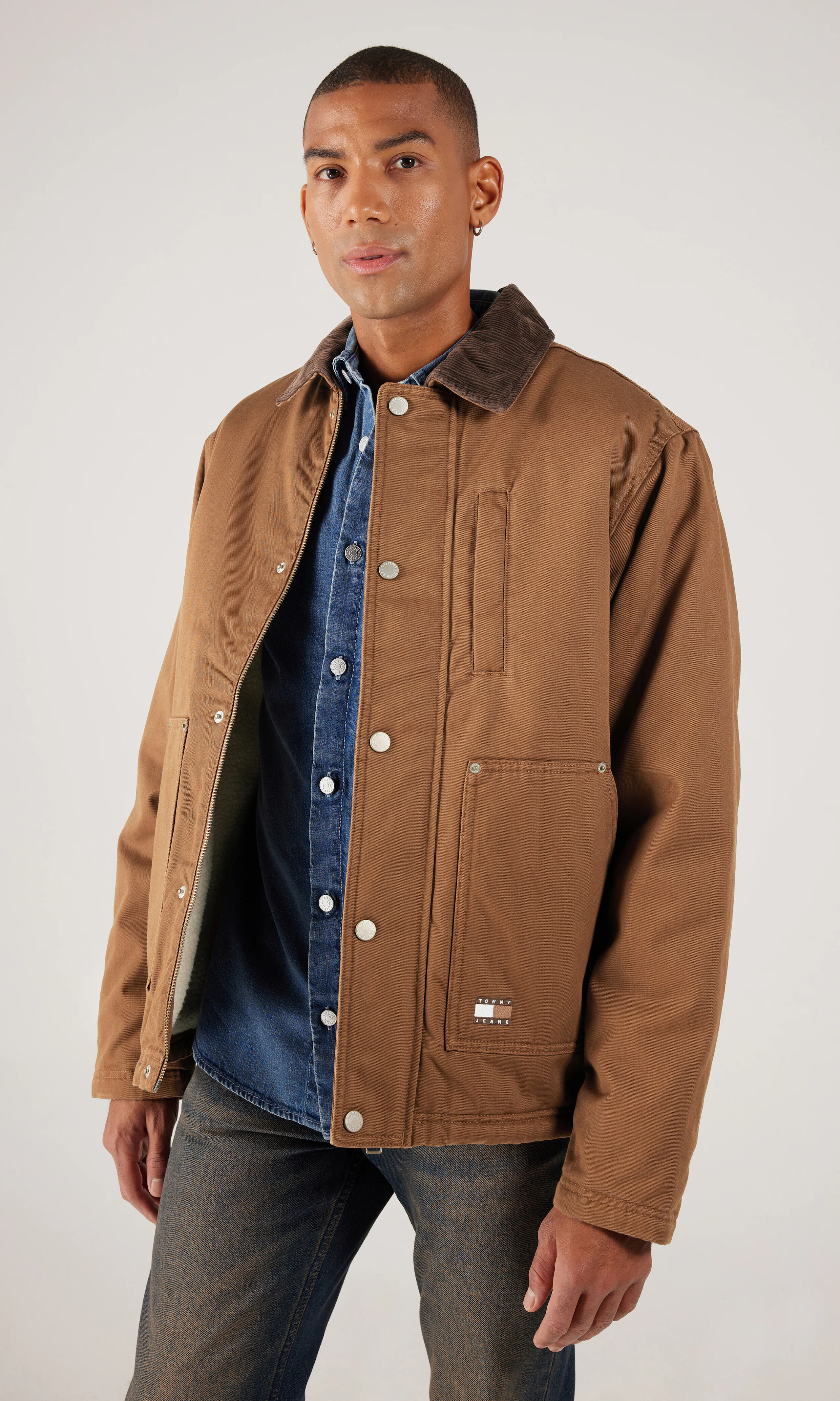 Twill Chore Brun Jakke. Front. Model.