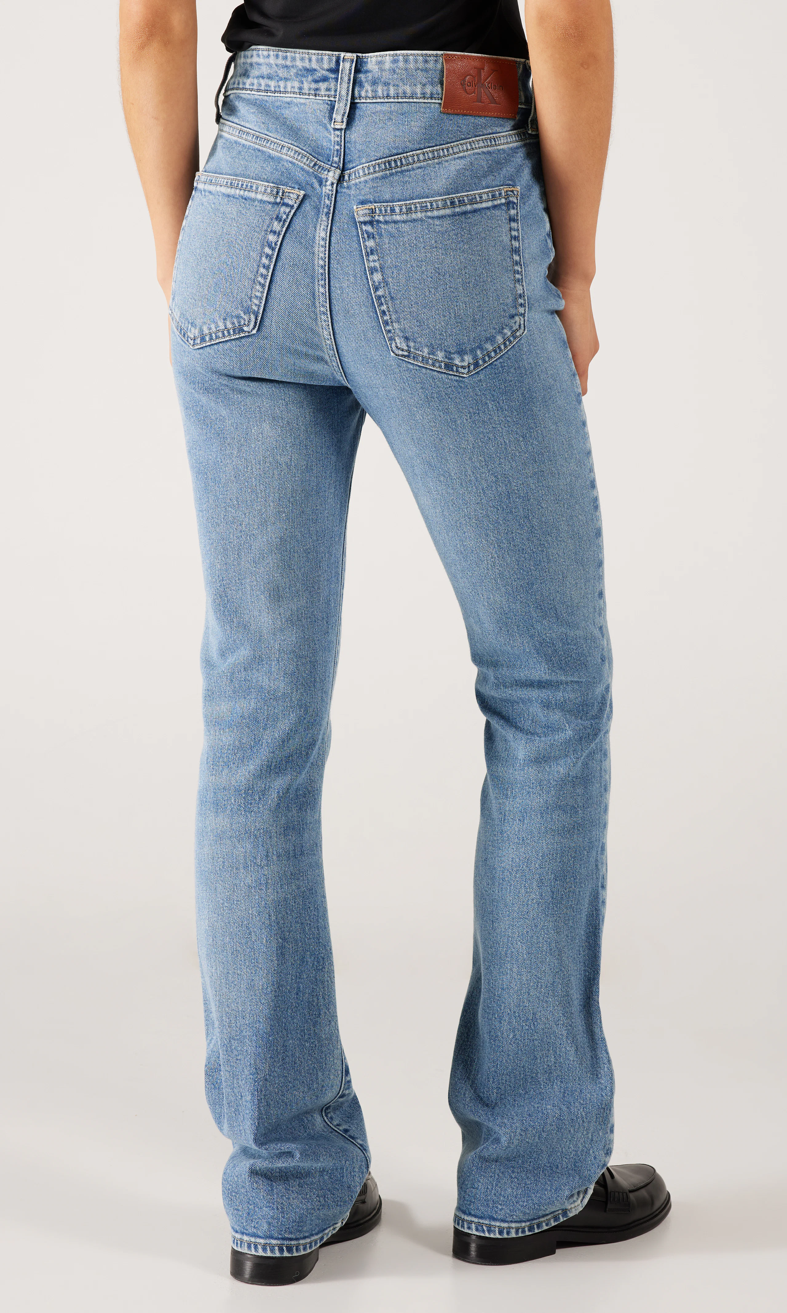 Skinny Bootcut Ljusblå Jeans. Back. Model.