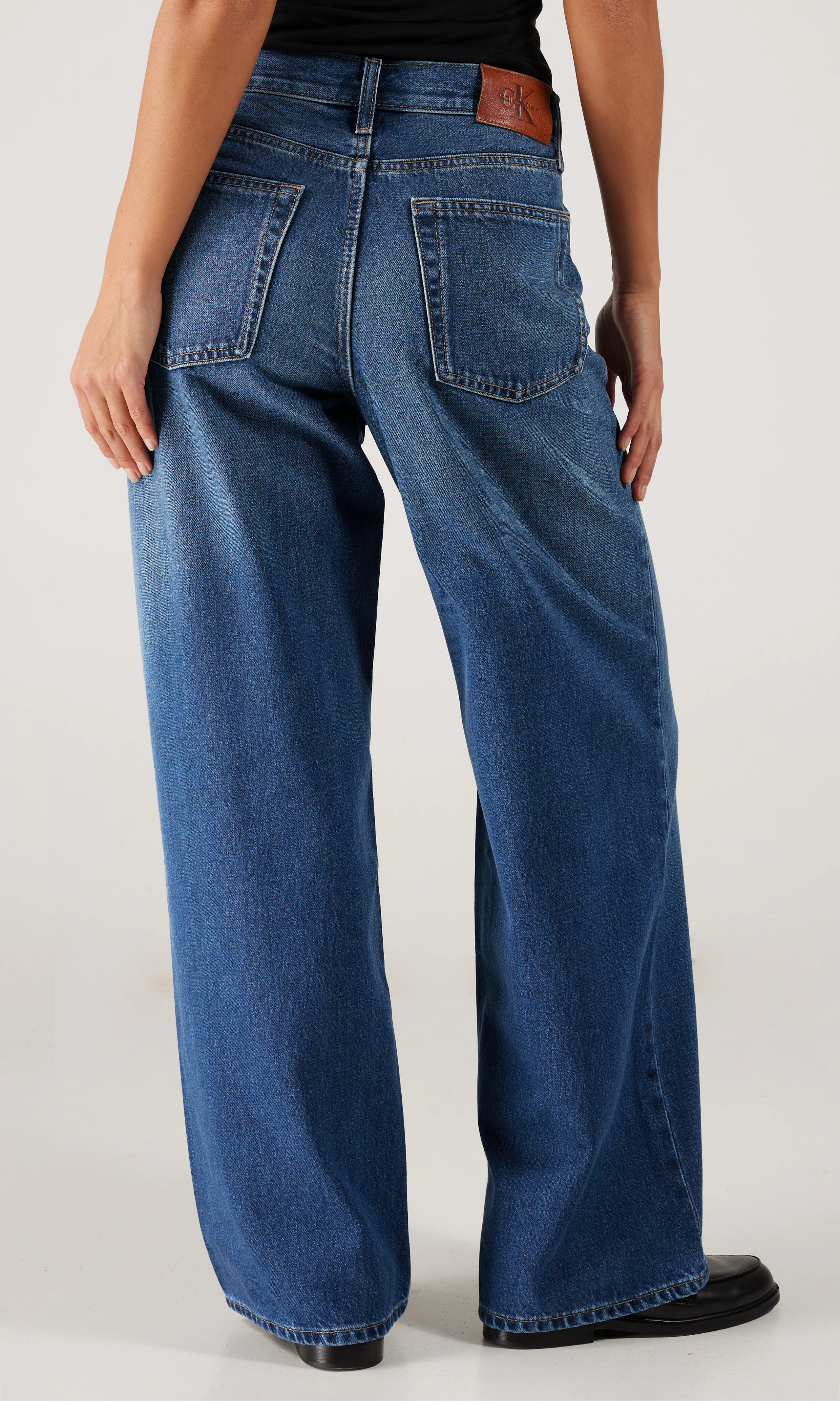 Low Rise Baggy Medium Blå Jeans. Back. Model.