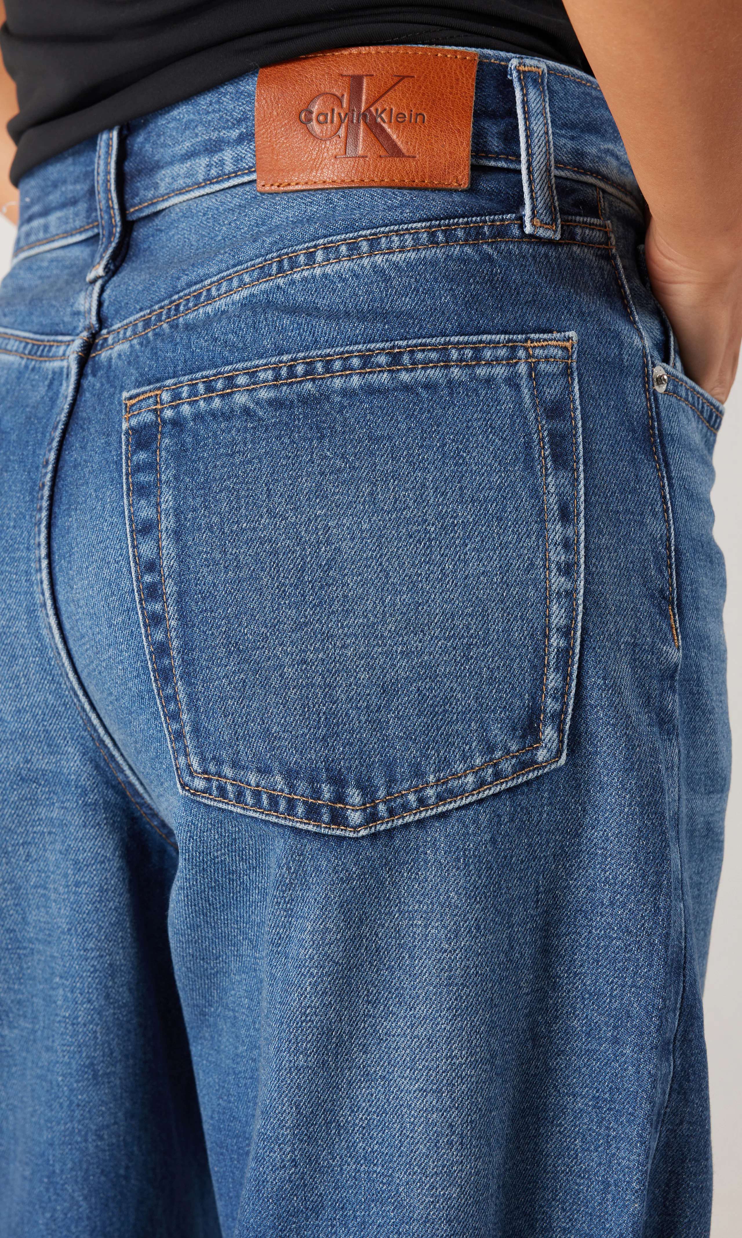 Low Rise Baggy Medium Blå Jeans. Detail 2. Model.