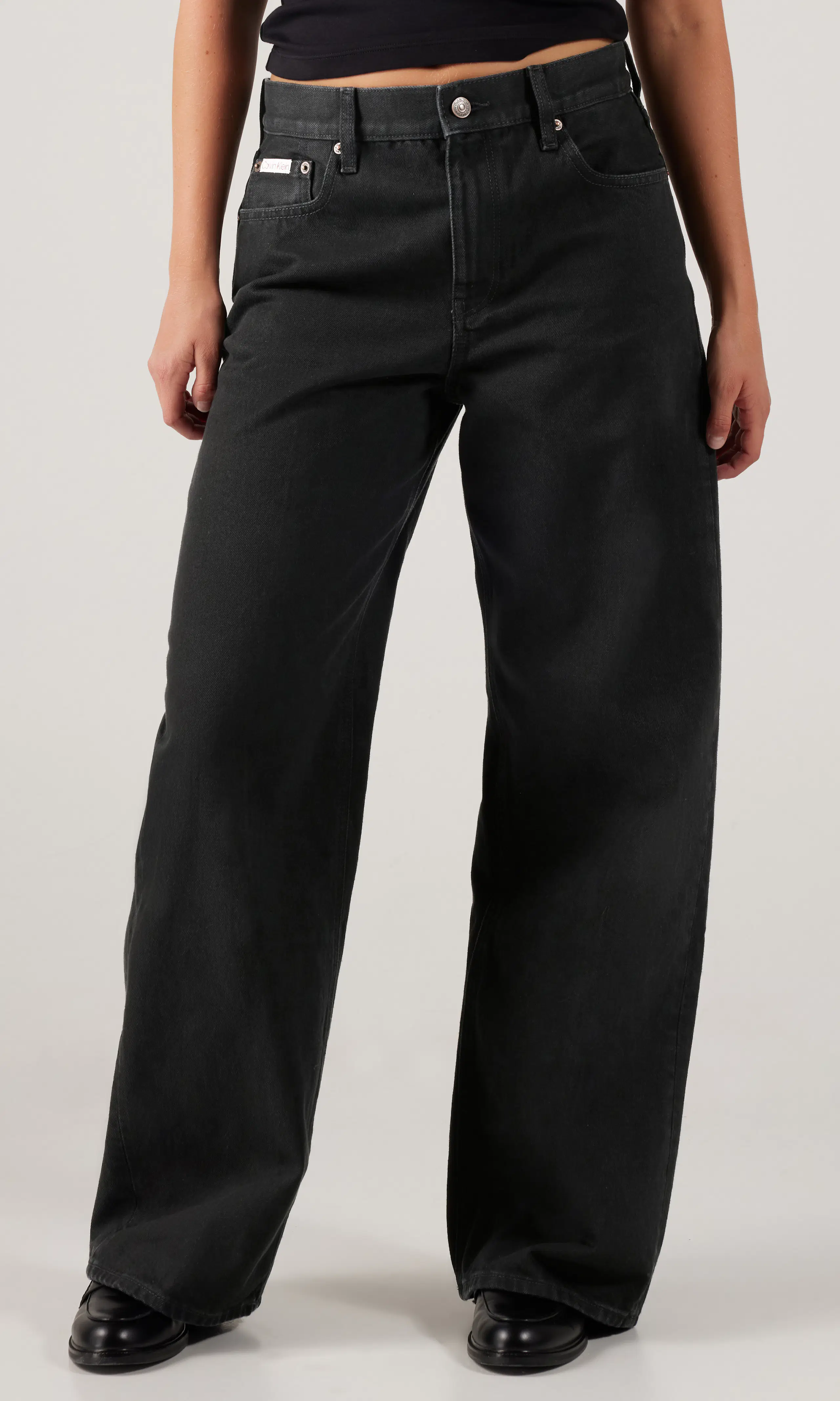 Low Rise Baggy Svarta Jeans. Front. Model.
