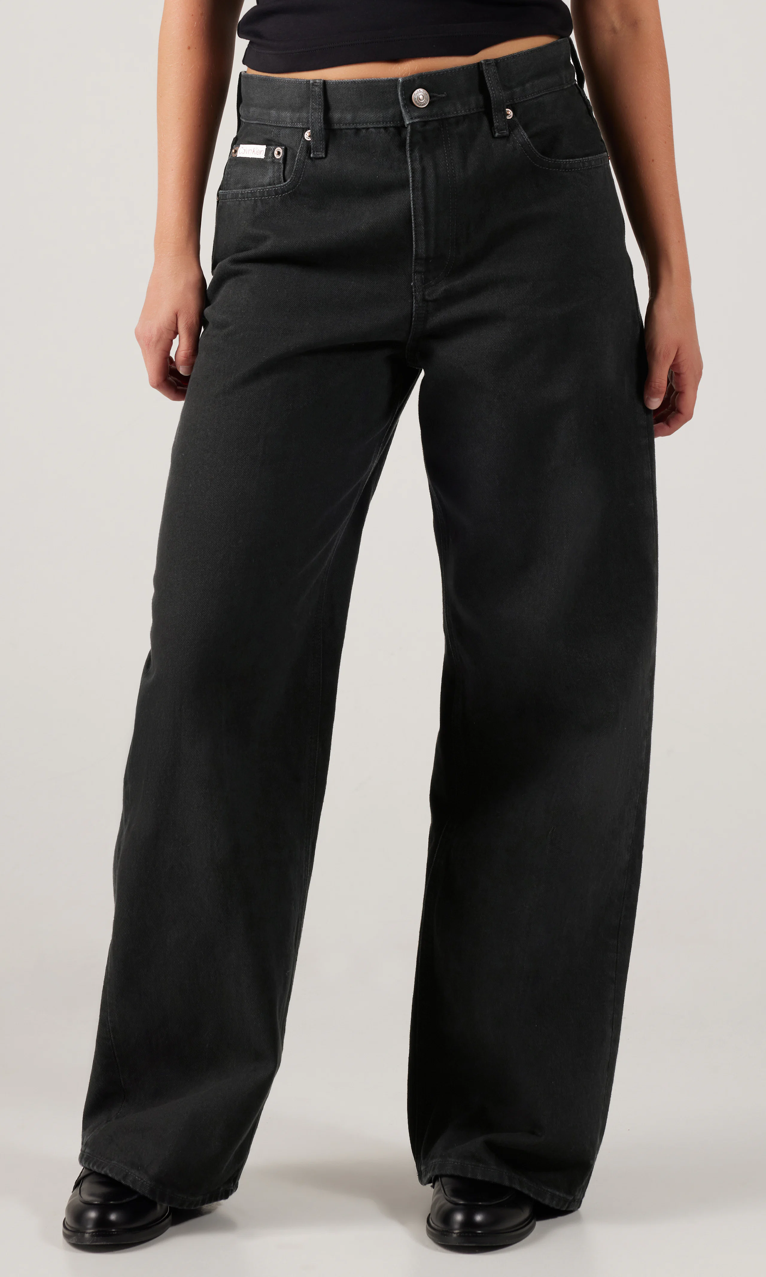 Low Rise Baggy Svarta Jeans. Front. Model.