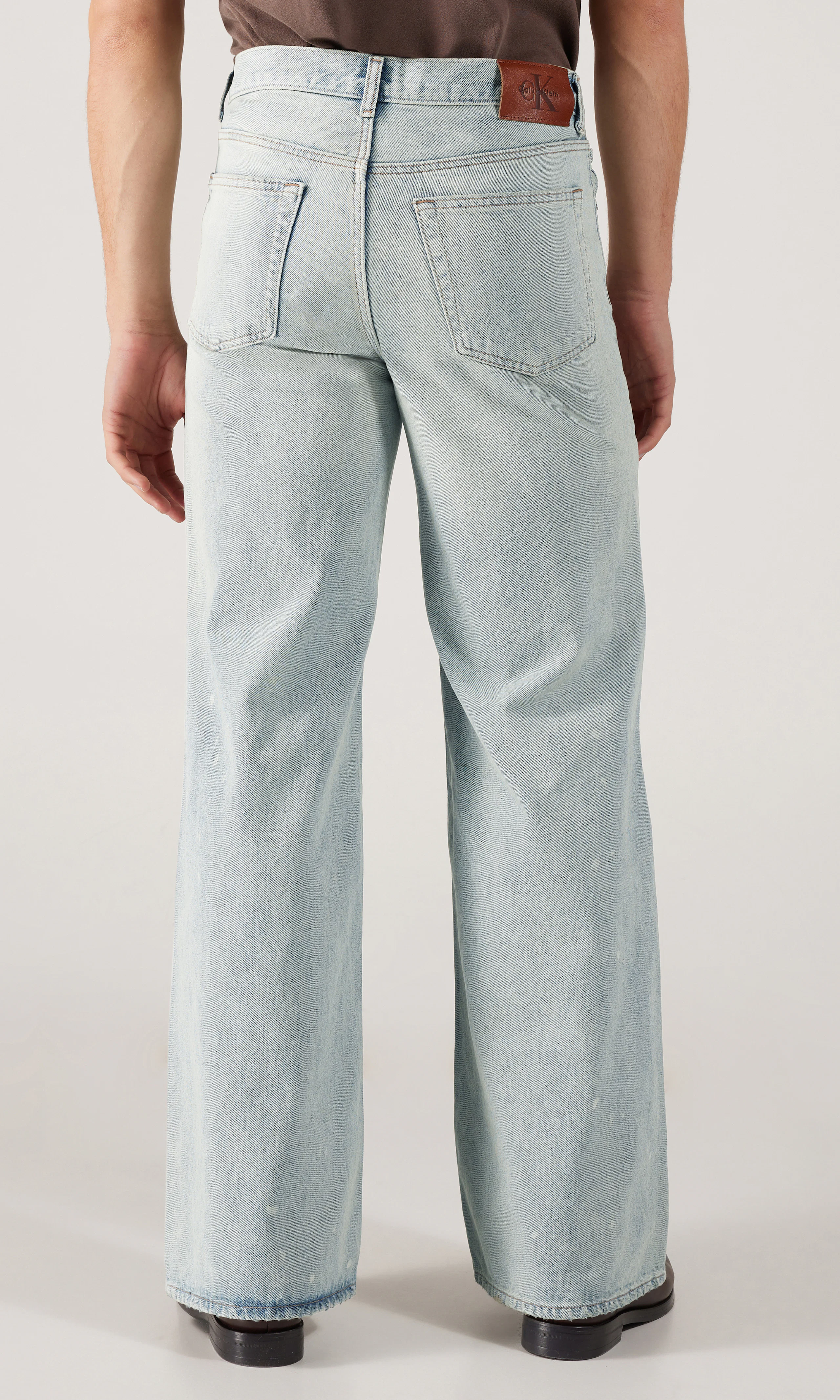 Wide Leg Ljusblå Jeans. Back. Model.