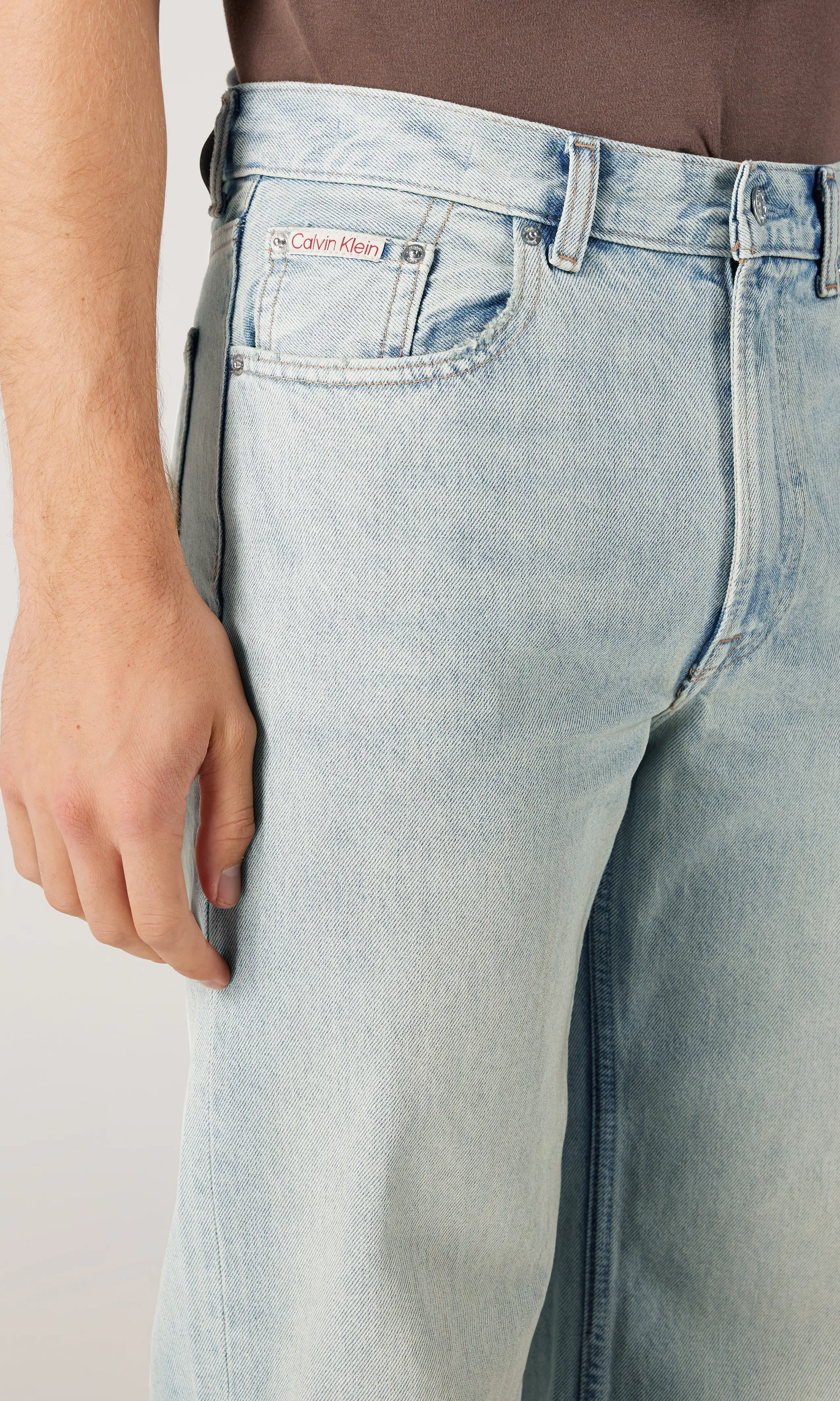 Wide Leg Ljusblå Jeans. Detail 2. Model.