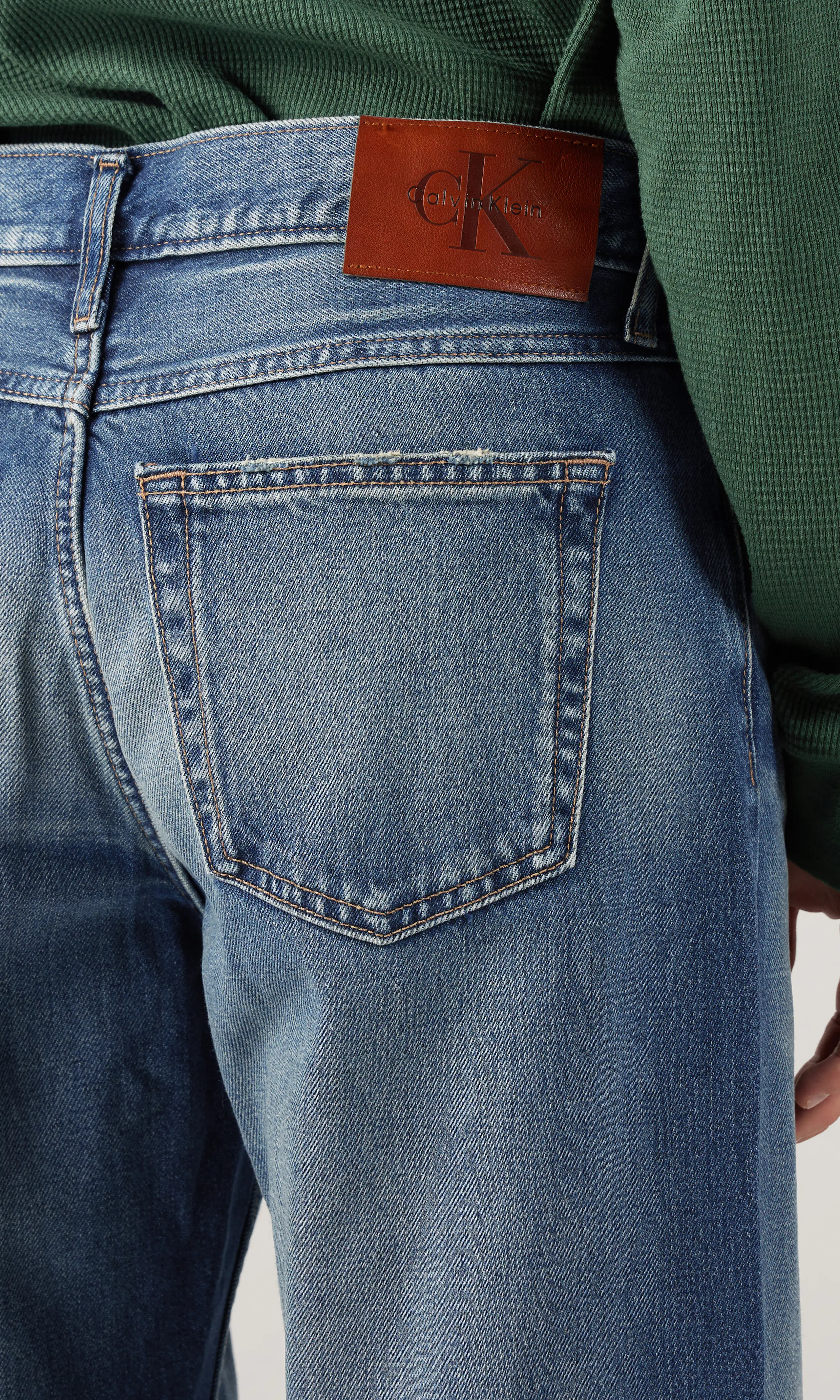 90's Straight Medium Blå Jeans. Detail 1. Model.
