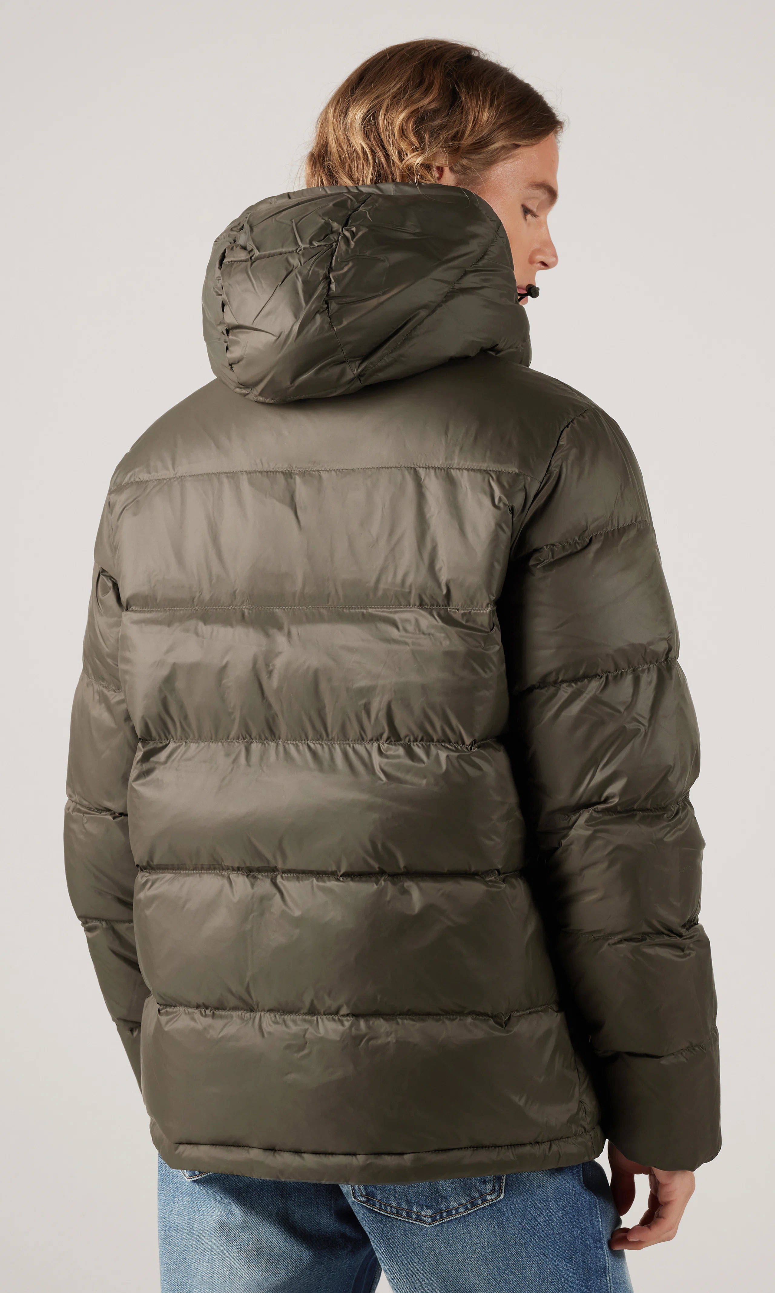 Nylon Puffer Grön Jacka. Back. Model.