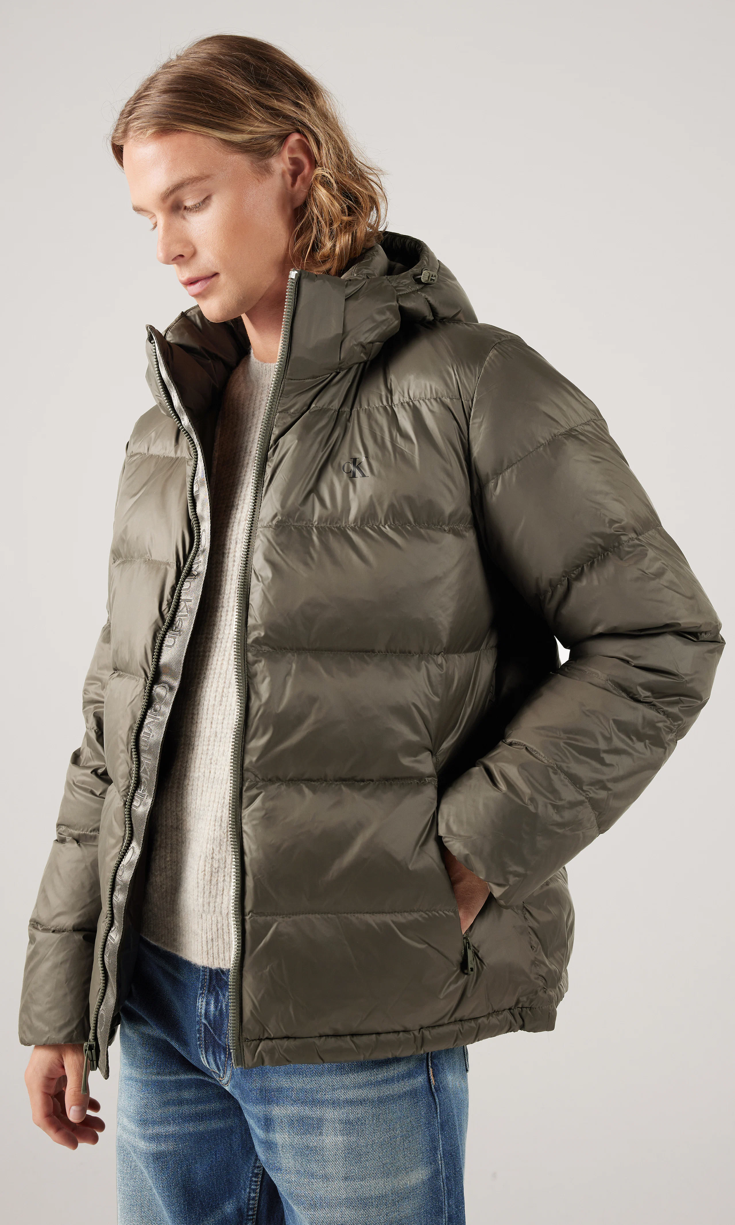 Nylon Puffer Grön Jacka. Front. Model.