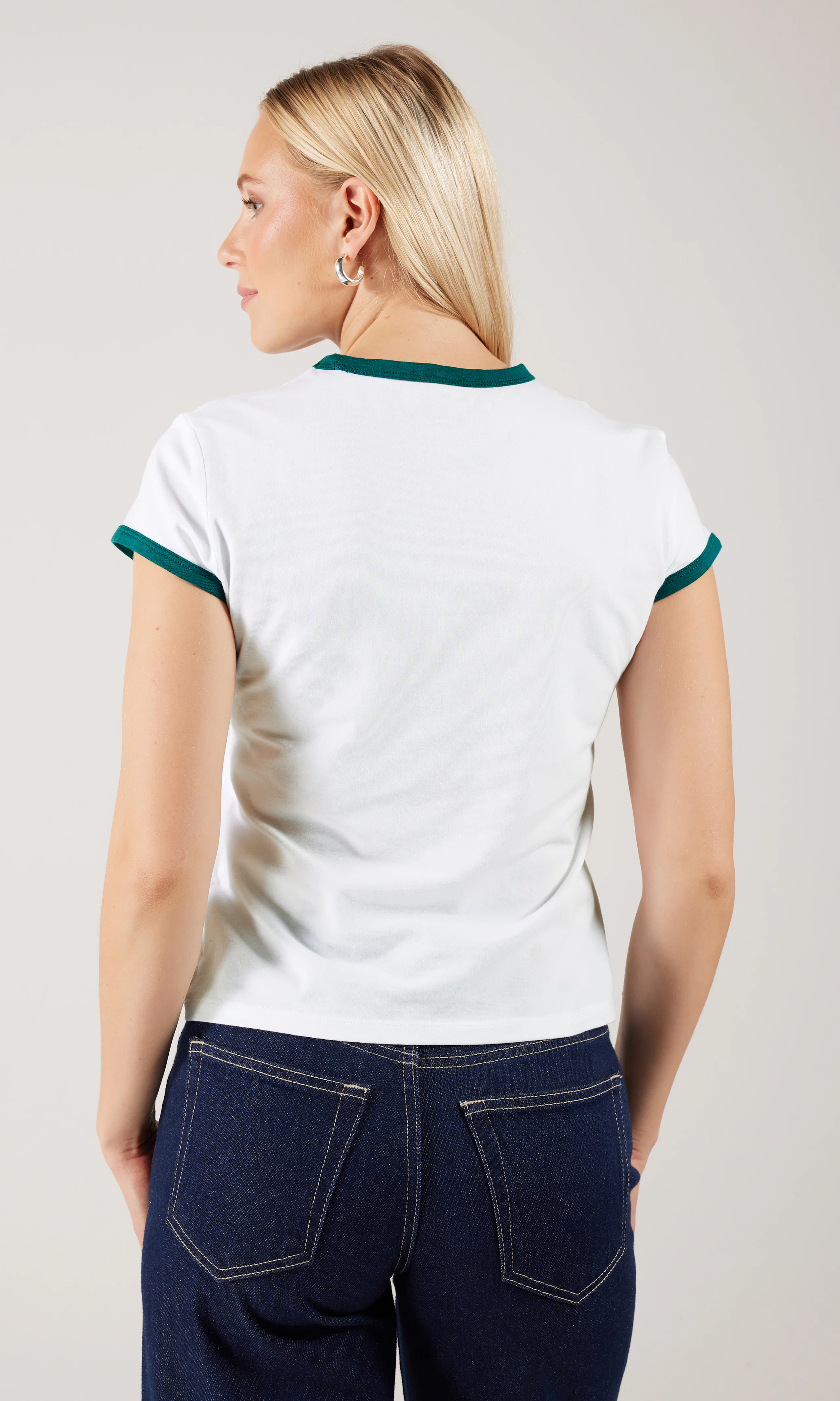 Graphic Baby Tee Hvit T-Skjorte. Back. Model.