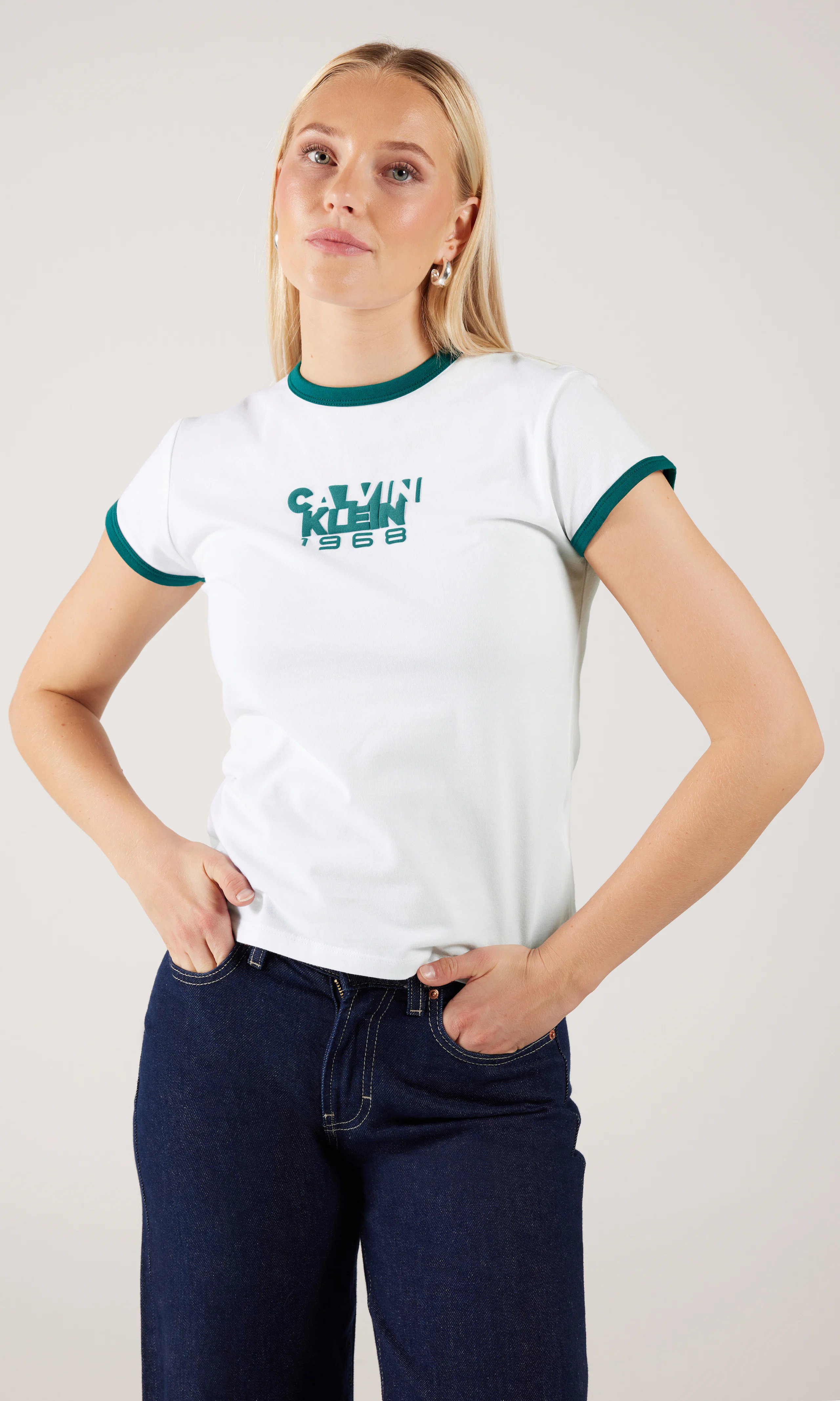 Graphic Baby Tee Hvit T-Skjorte. Front. Model.