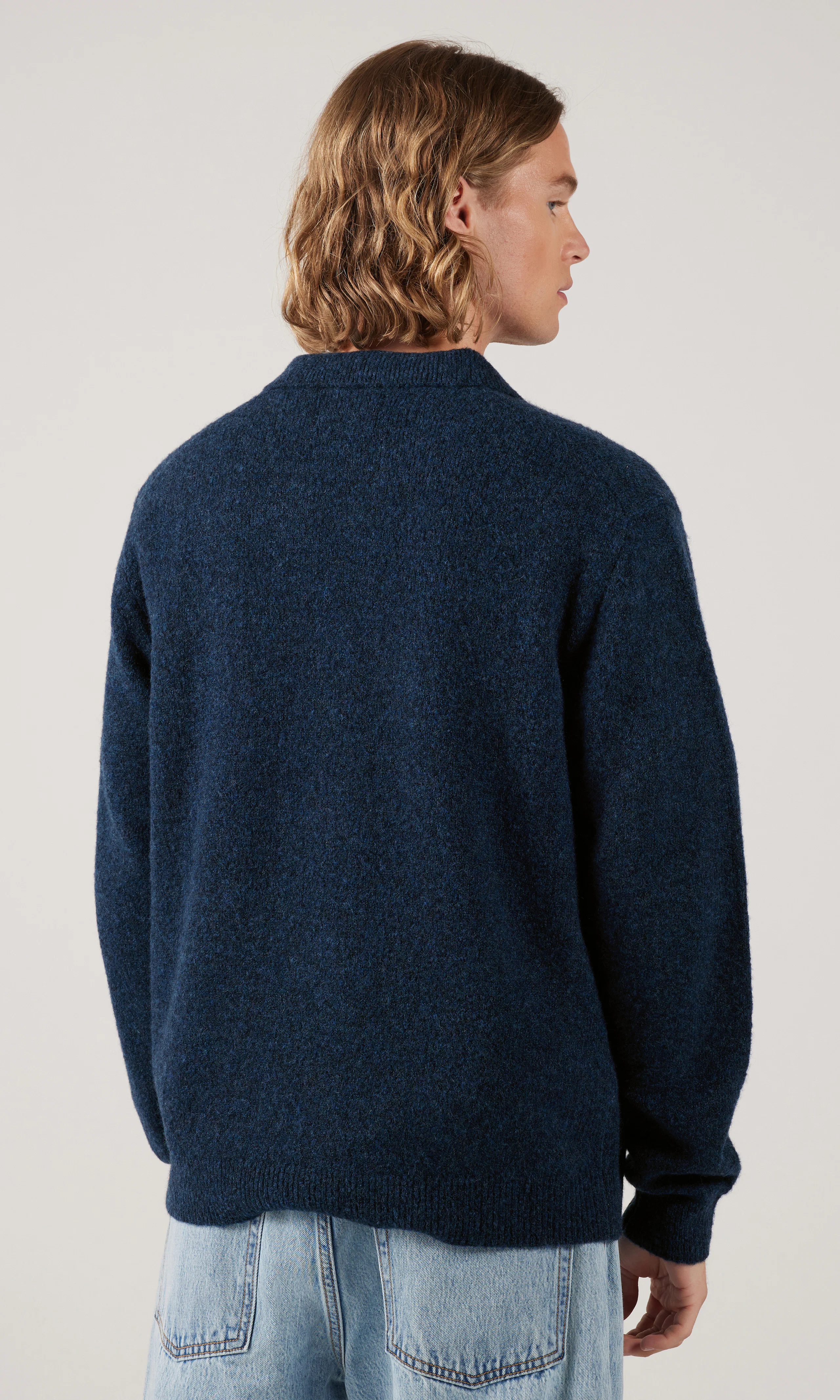 Polo Strikkegenser. Back. Model.