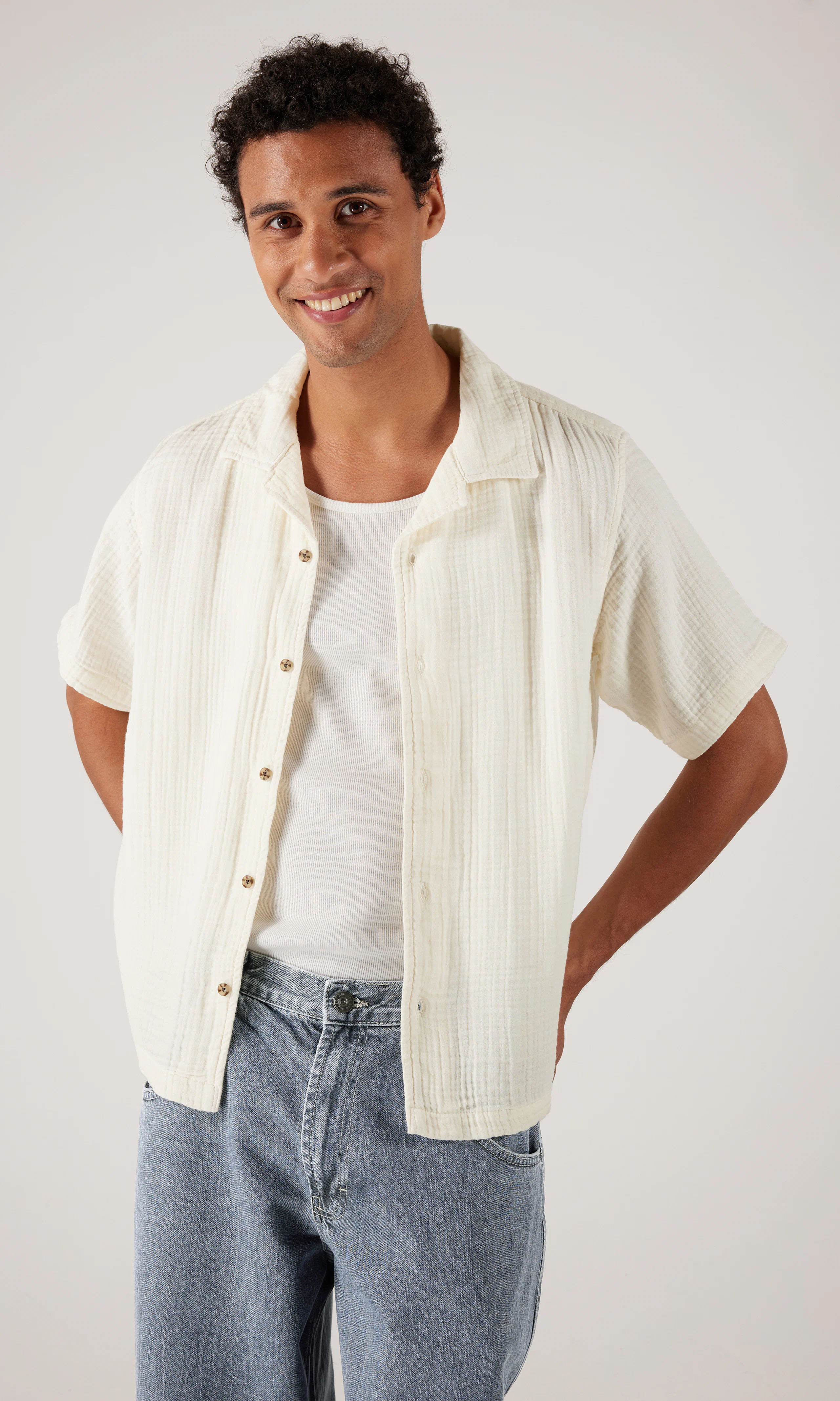 Triple Gauze Off White Skjorte. Front. Model.