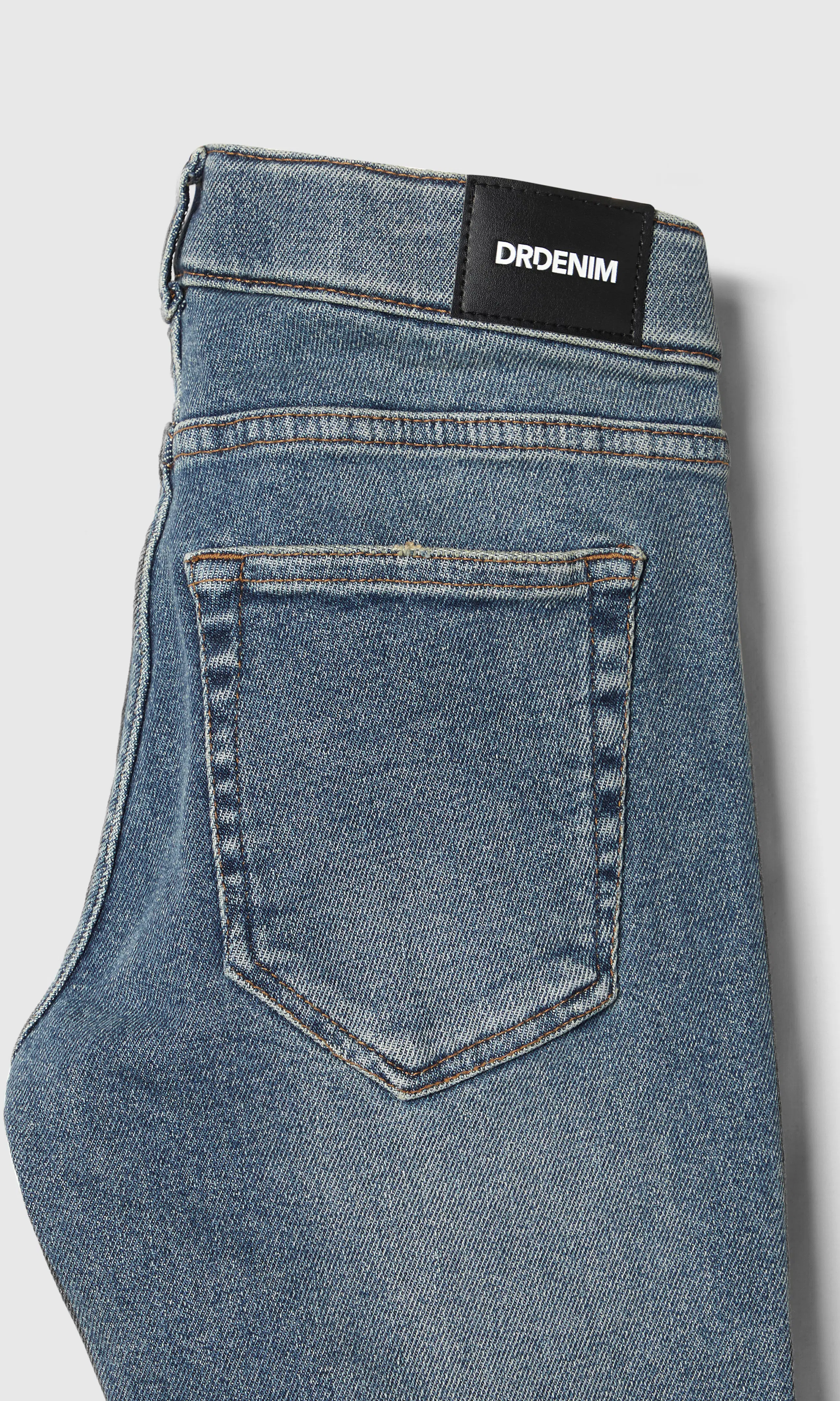 Kily Medium Blå Jeans. Detail 1. Flat.