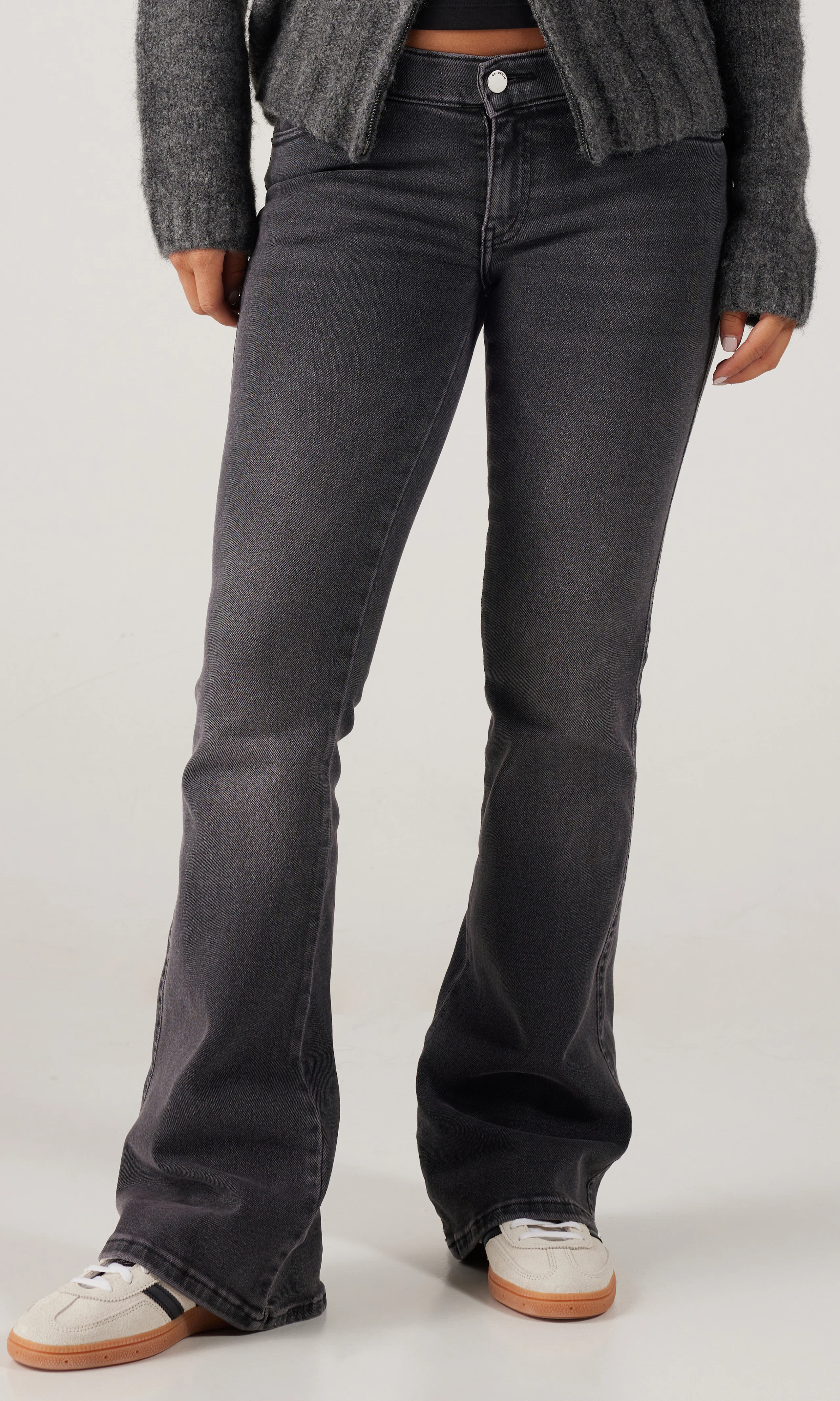 Kily Low Bootcut Grå Jeans. Front. Model.