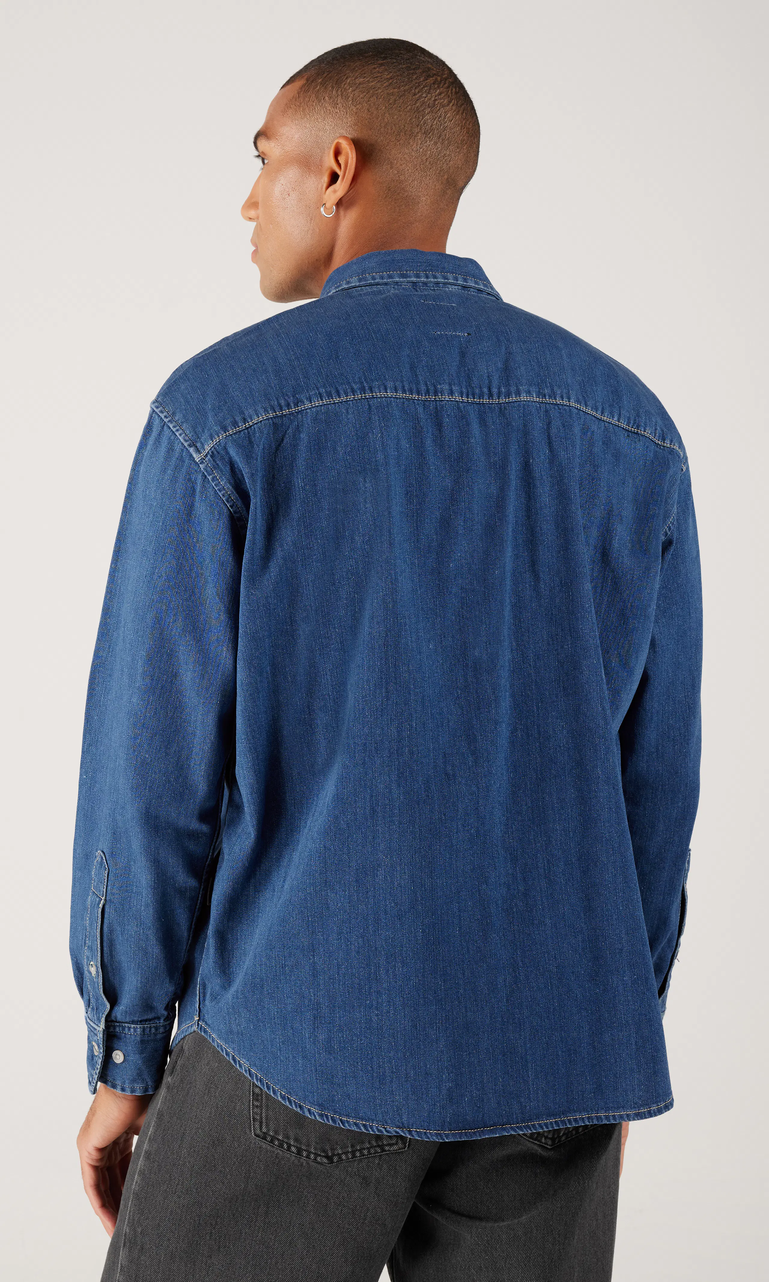 Ray Medium Blå Denim Skjorte. Back. Model.