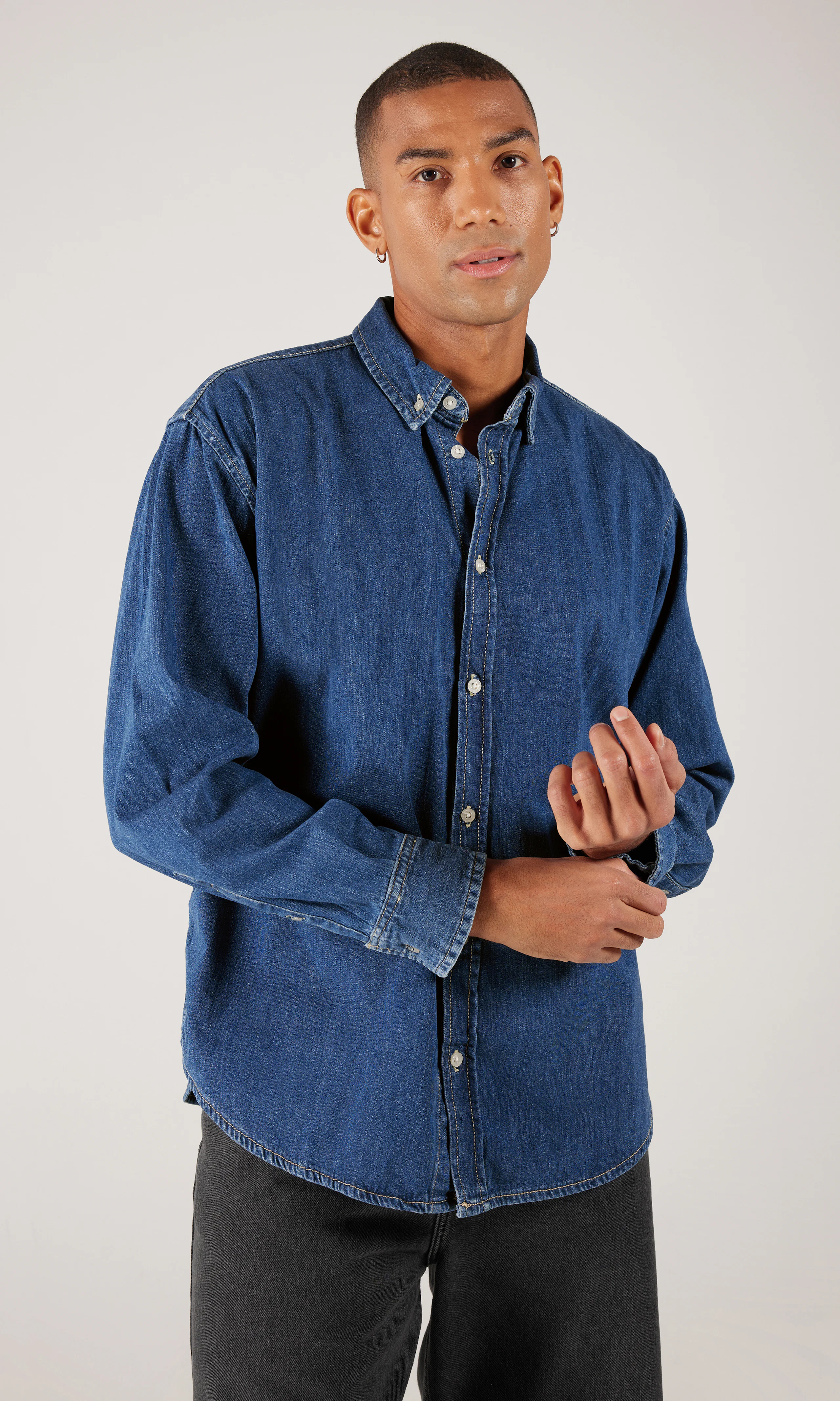Ray Medium Blå Denim Skjorte. Front. Model.