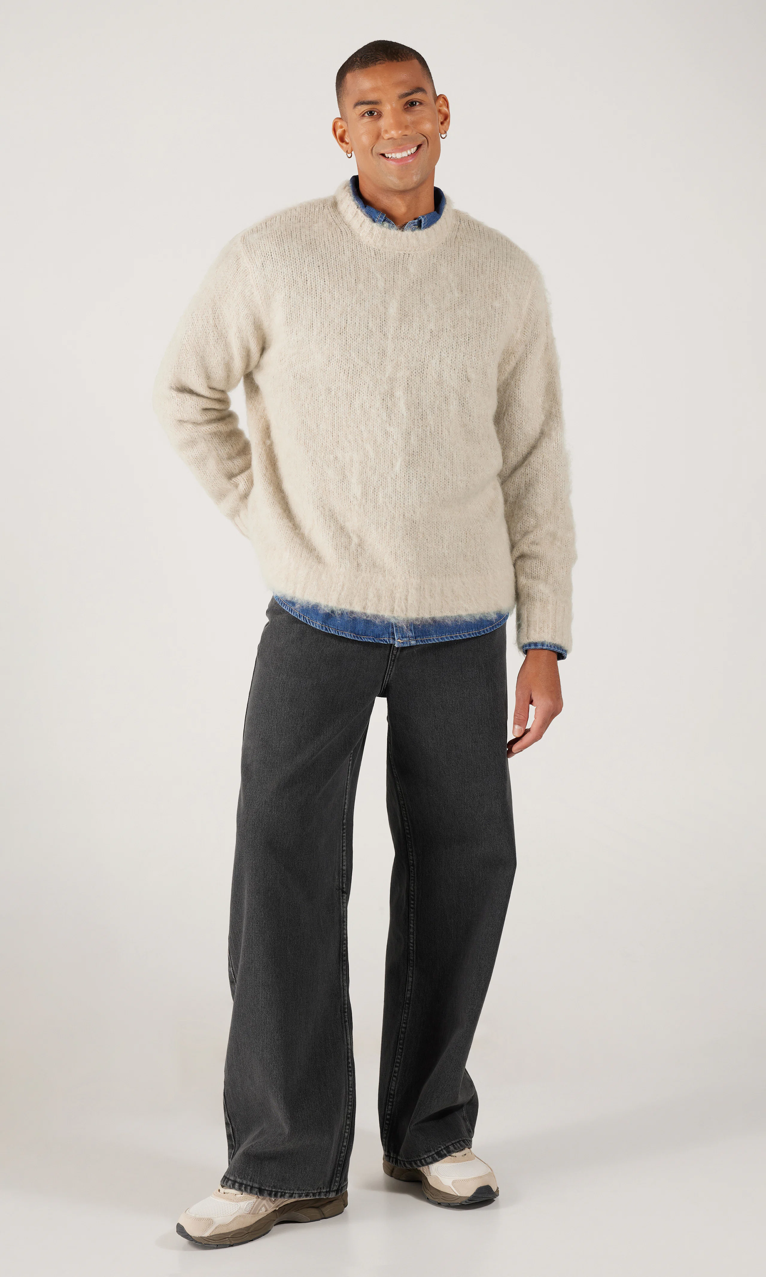 Mic Beige Strikkegenser. Front 1. Model.