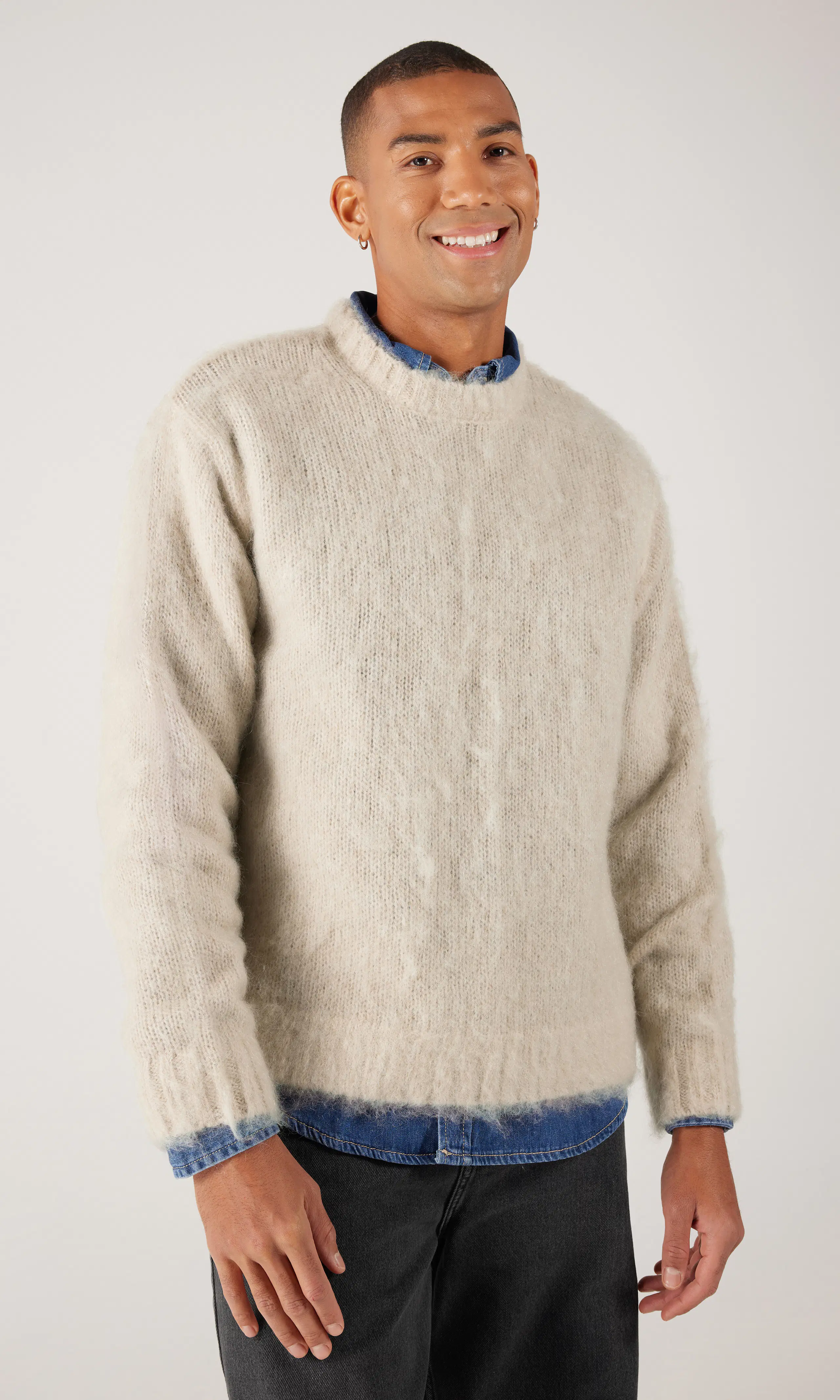 Mic Beige Strikkegenser. Front. Model.