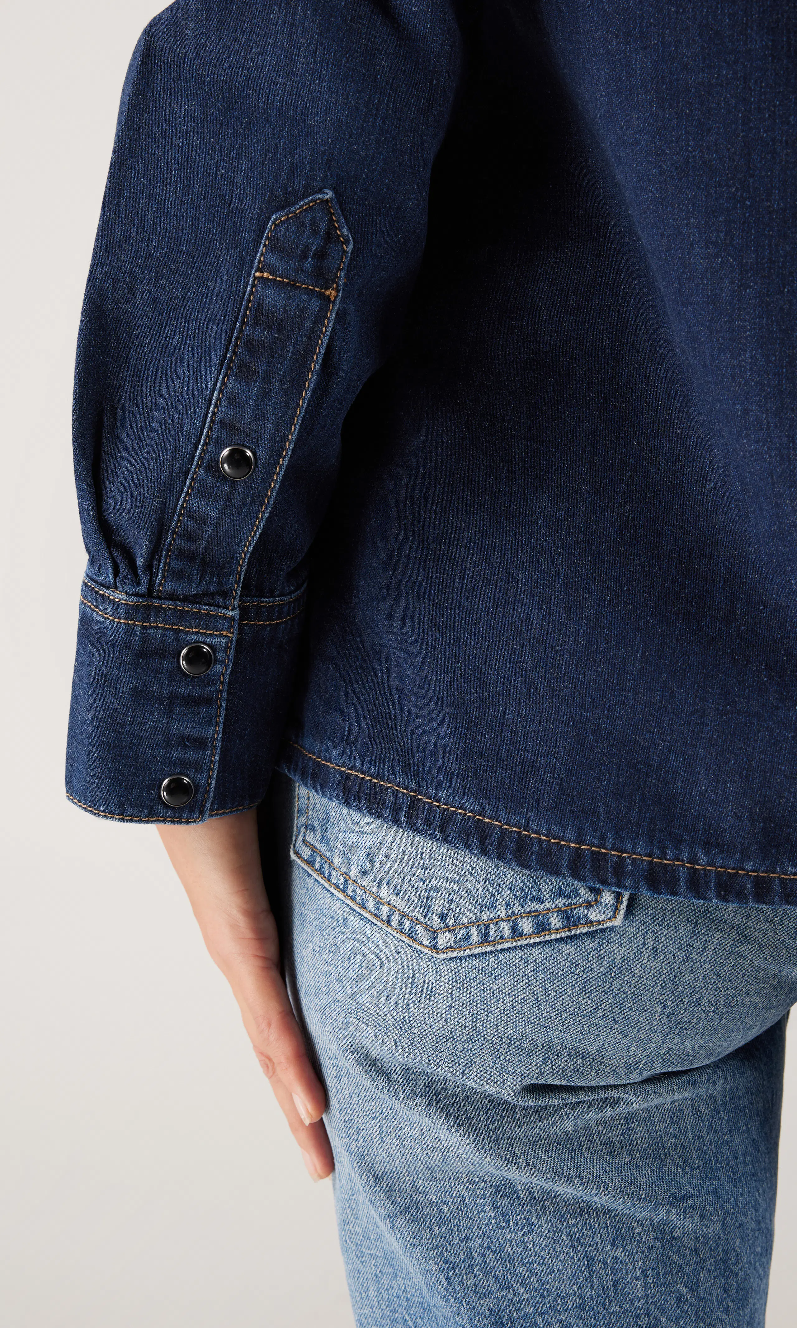 Sukie Mörkblå Denim Skjorta. Detail 2. Model.