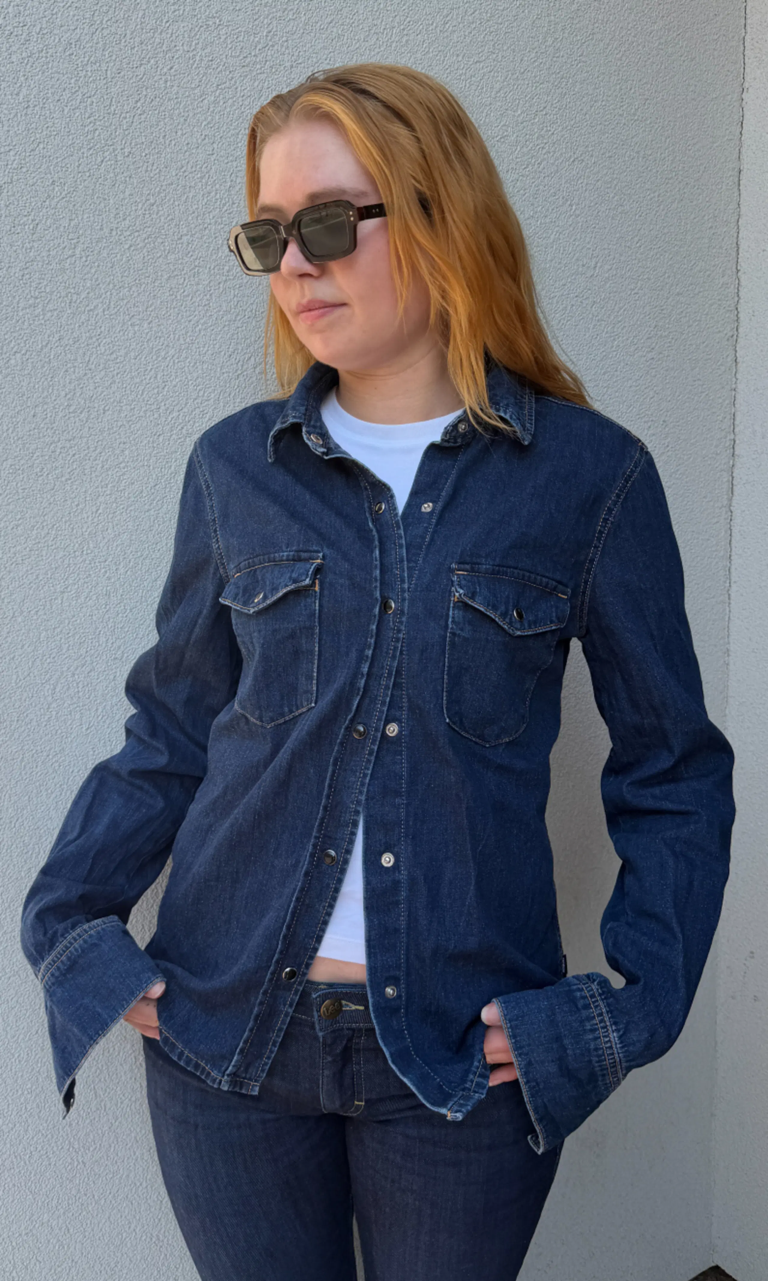Sukie Mörkblå Denim Skjorta. Front. Model.
