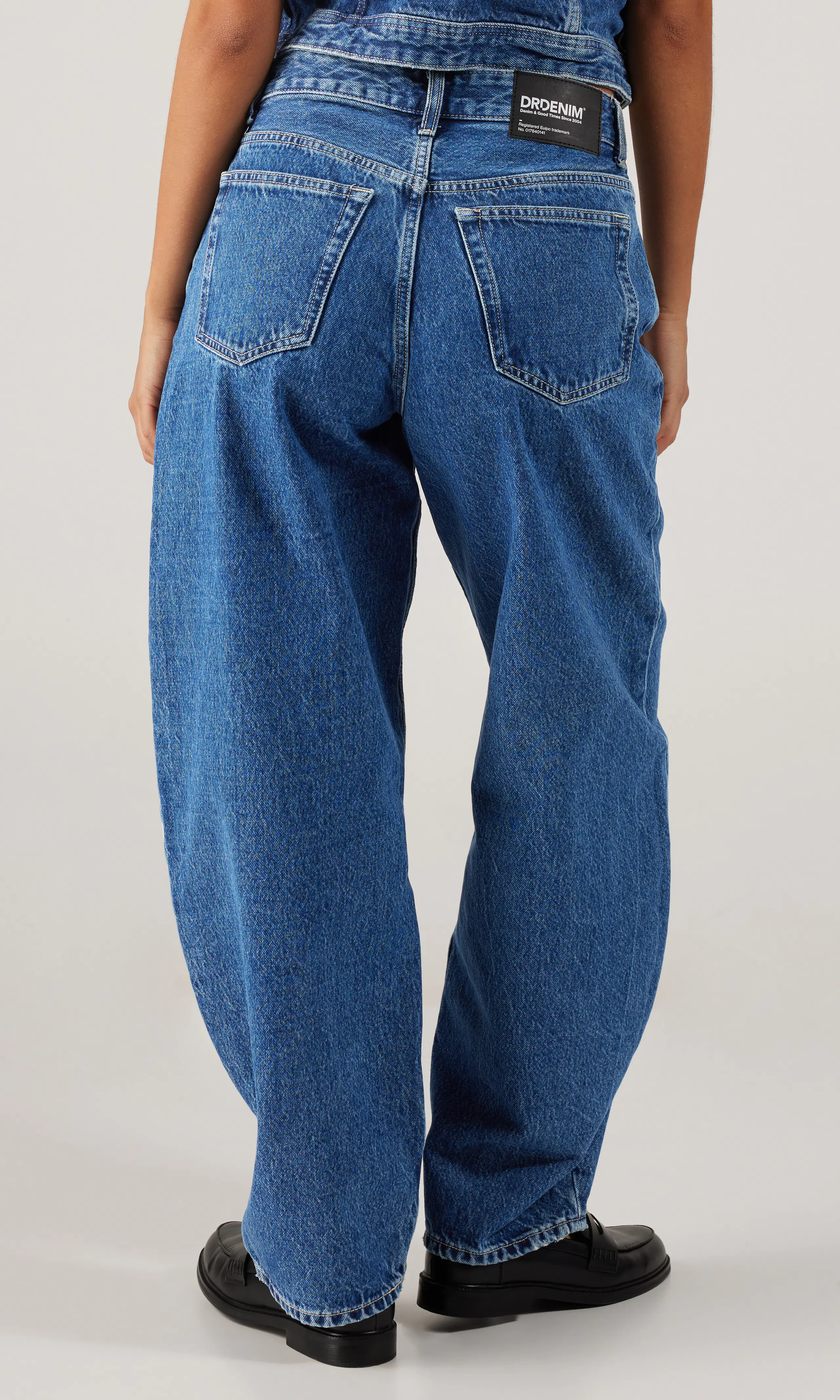 Nanci Medium Blå Barrel Jeans. Back. Model.