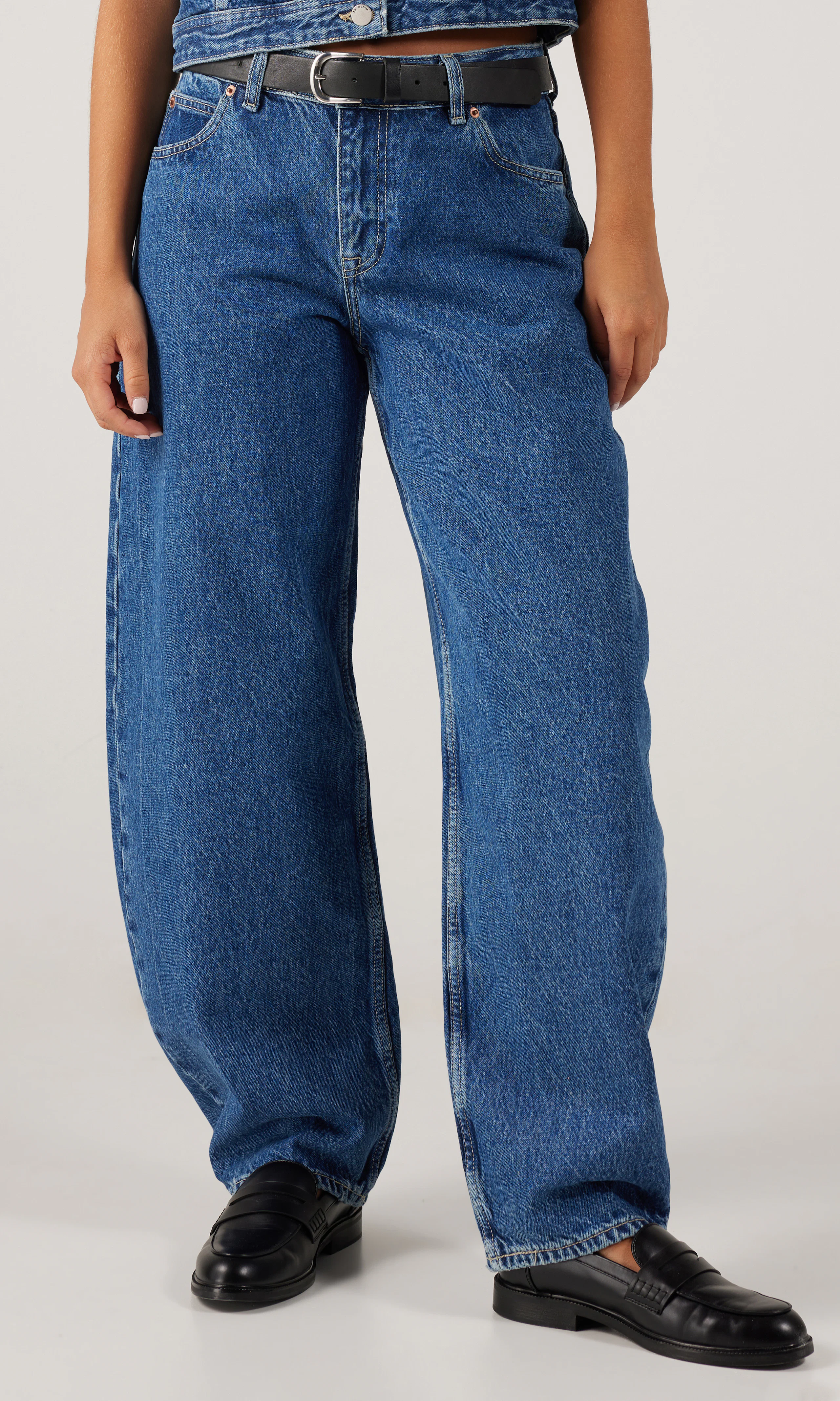 Nanci Medium Blå Barrel Jeans. Front. Model.