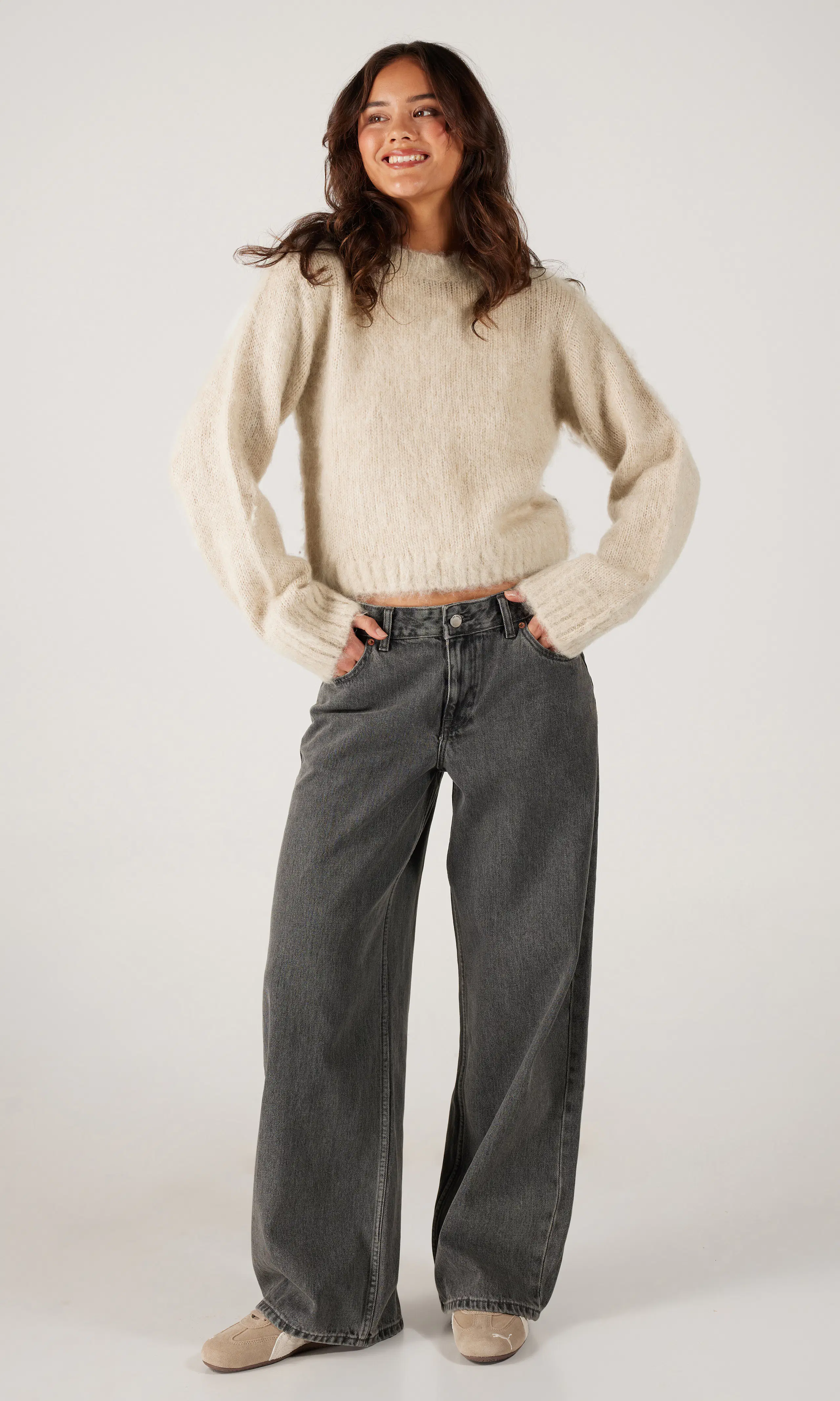 Ary Grå Jeans. Front 1. Model.