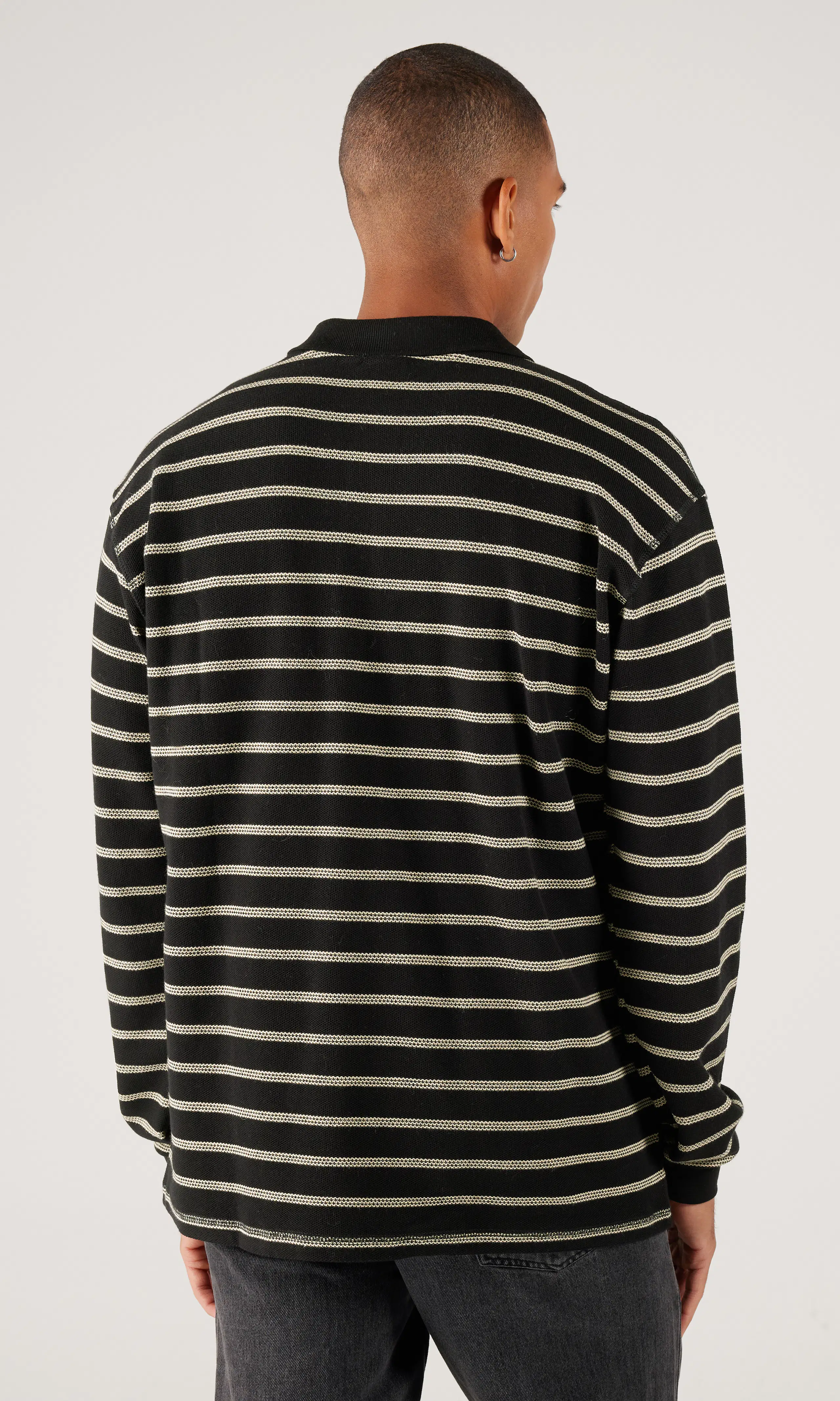 Reno Polo Svart Randig Long Sleeve. Back. Model.
