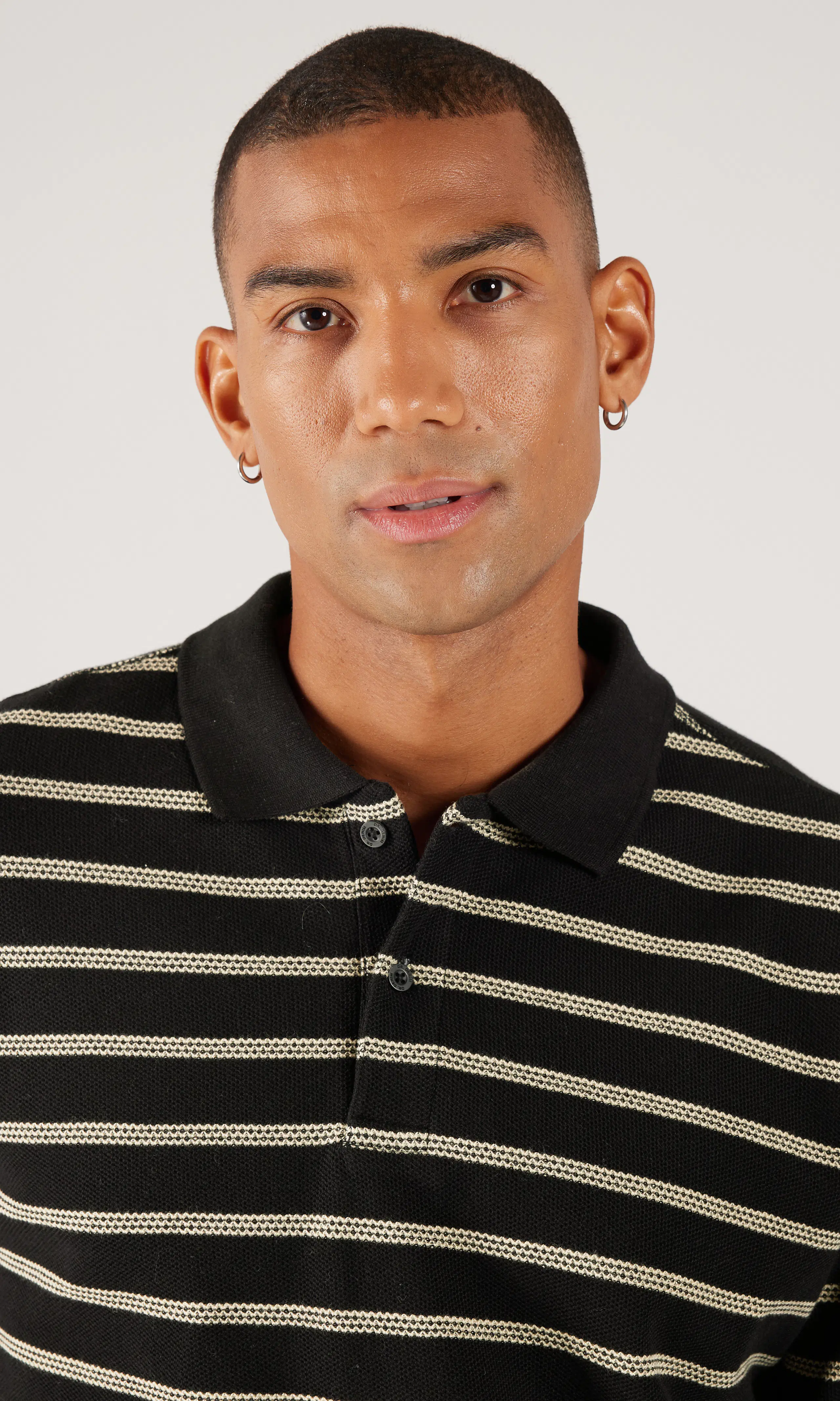 Reno Polo Svart Randig Long Sleeve. Detail 1. Model.