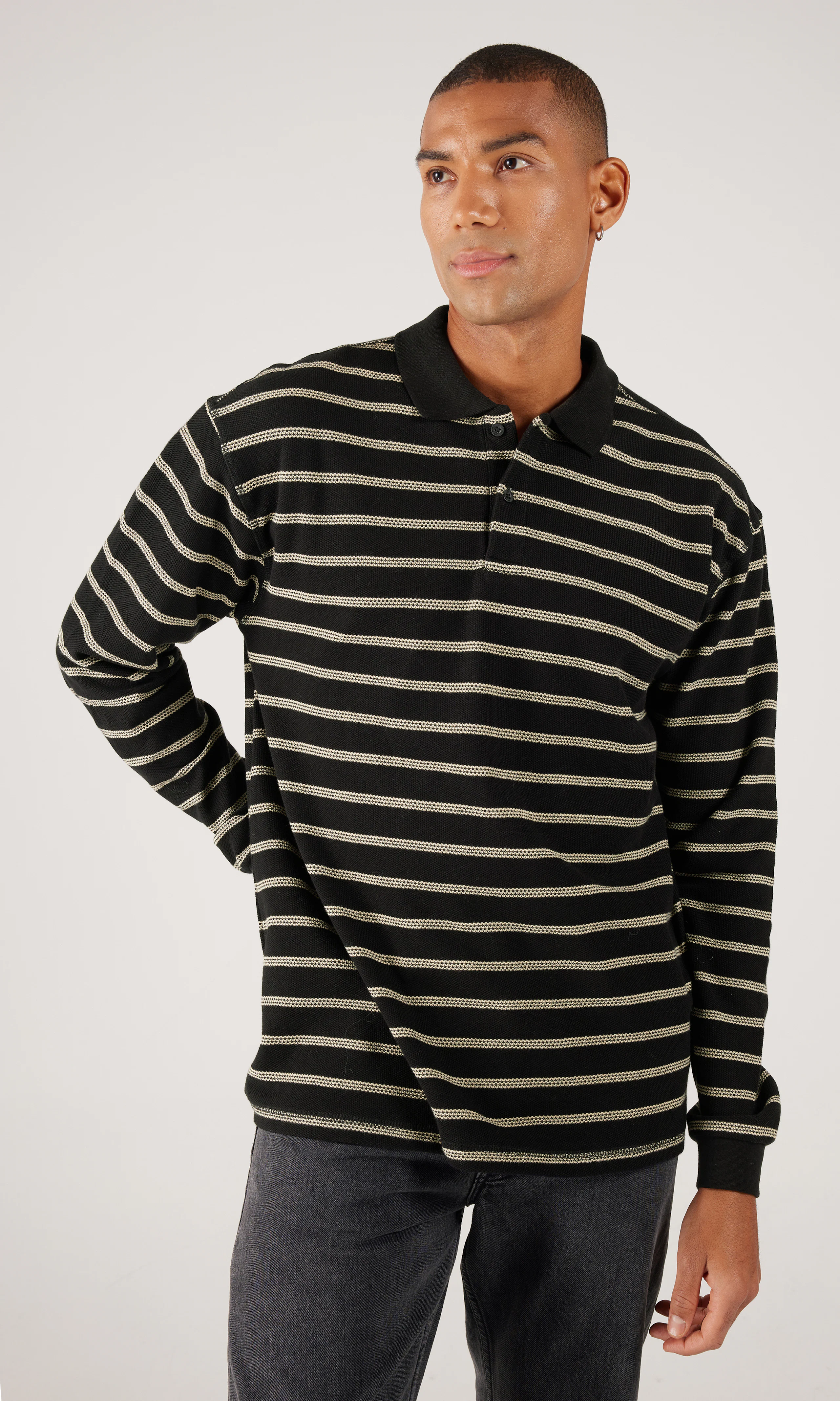 Reno Polo Svart Randig Long Sleeve. Front. Model.