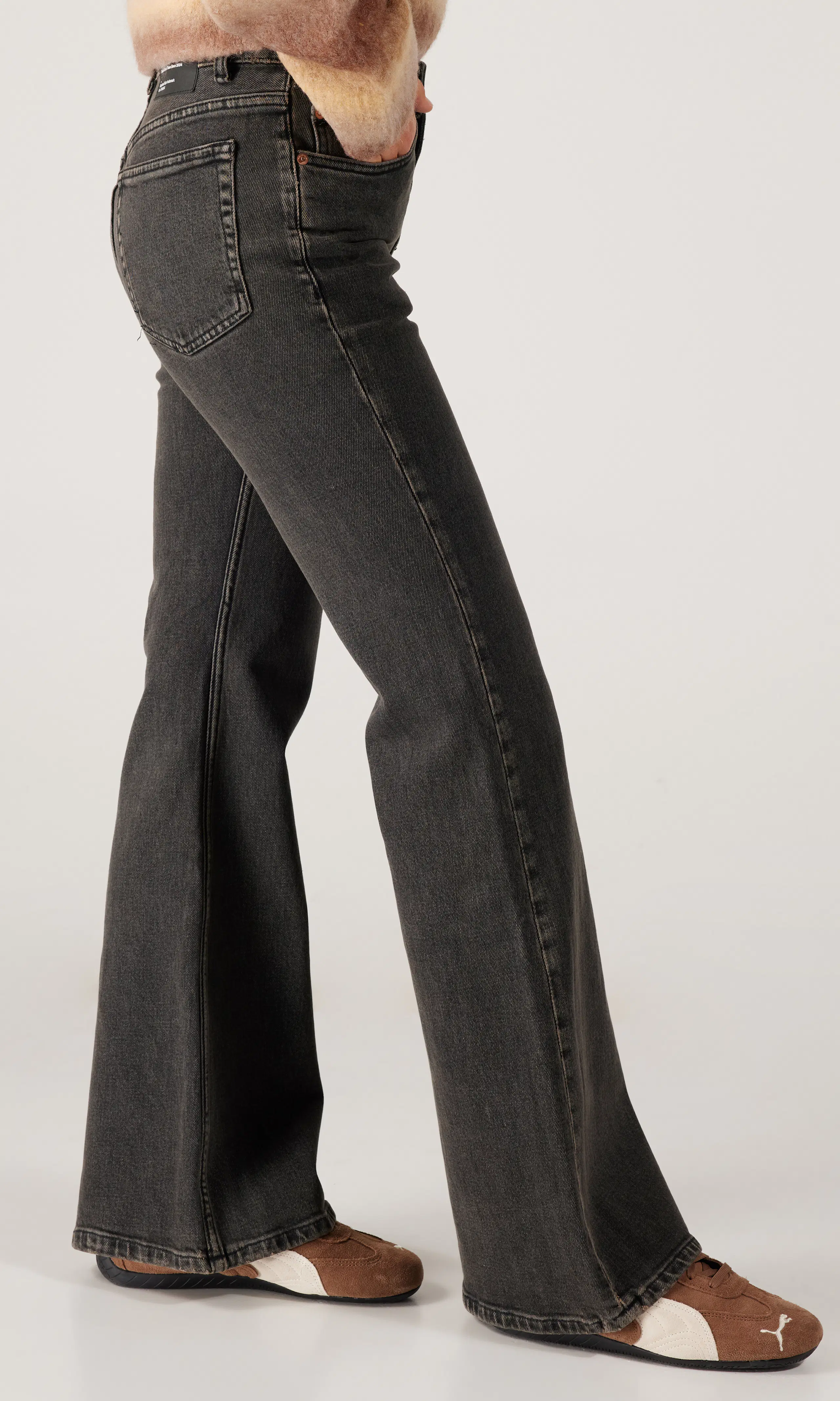 Elba Mid Bootcut Svart Jeans. Front 2. Model.