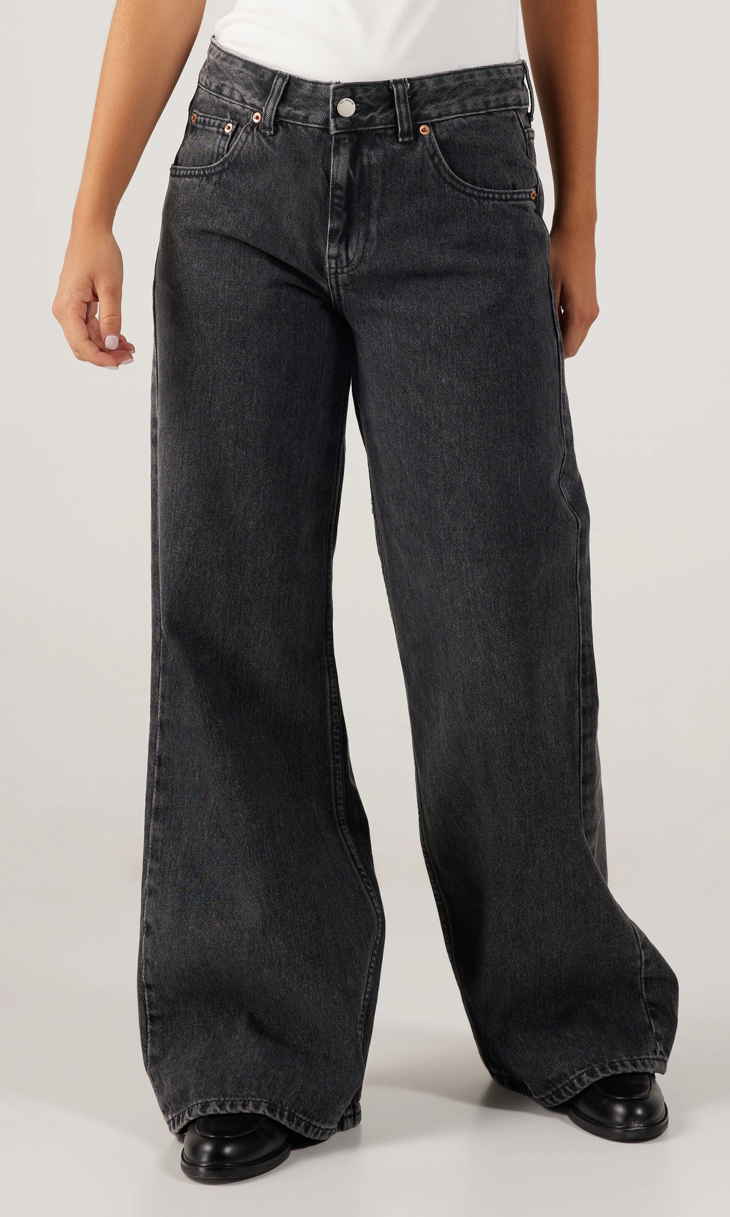 Rhue Low Wide Jeans. Front. Model.