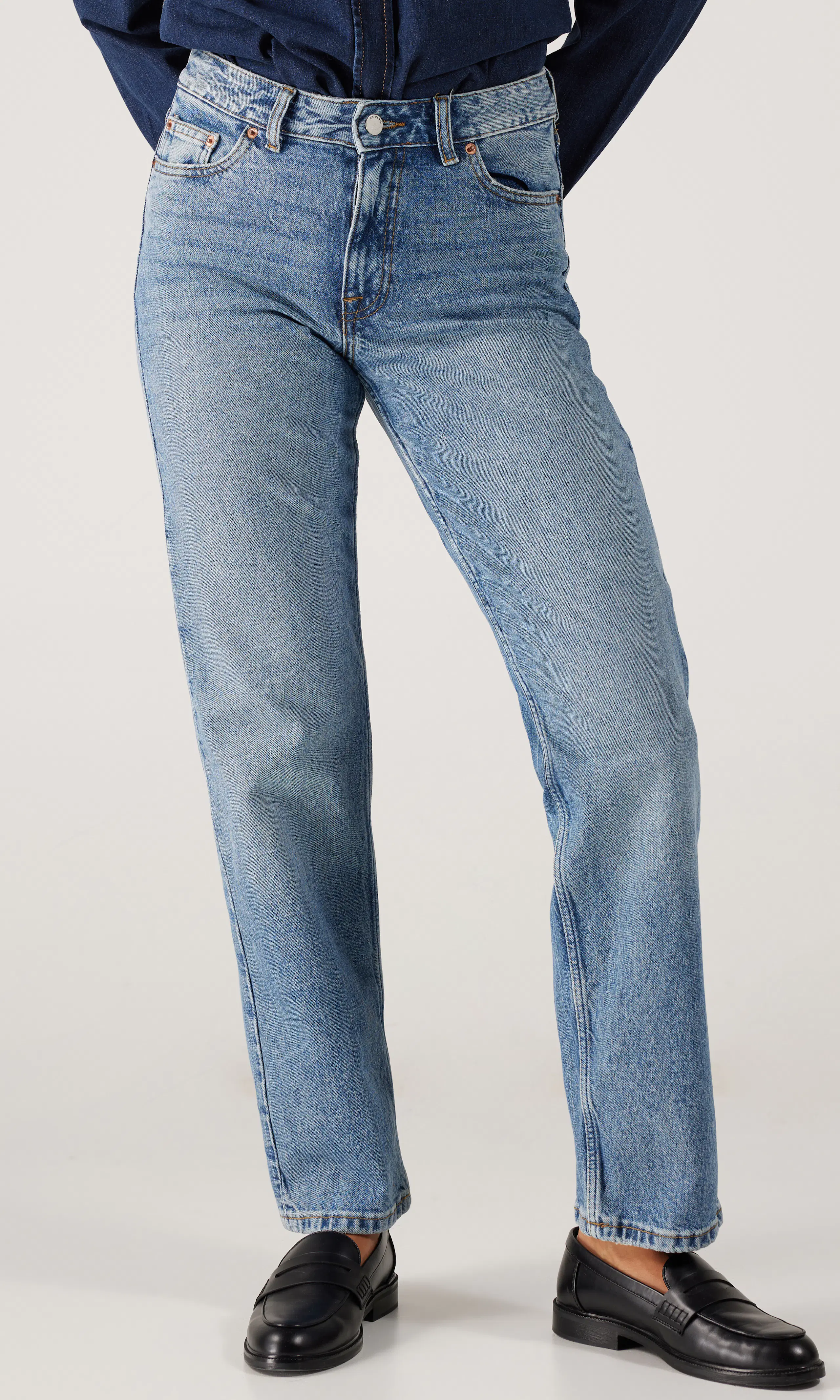 Arch Ljusblå Jeans. Front. Model.