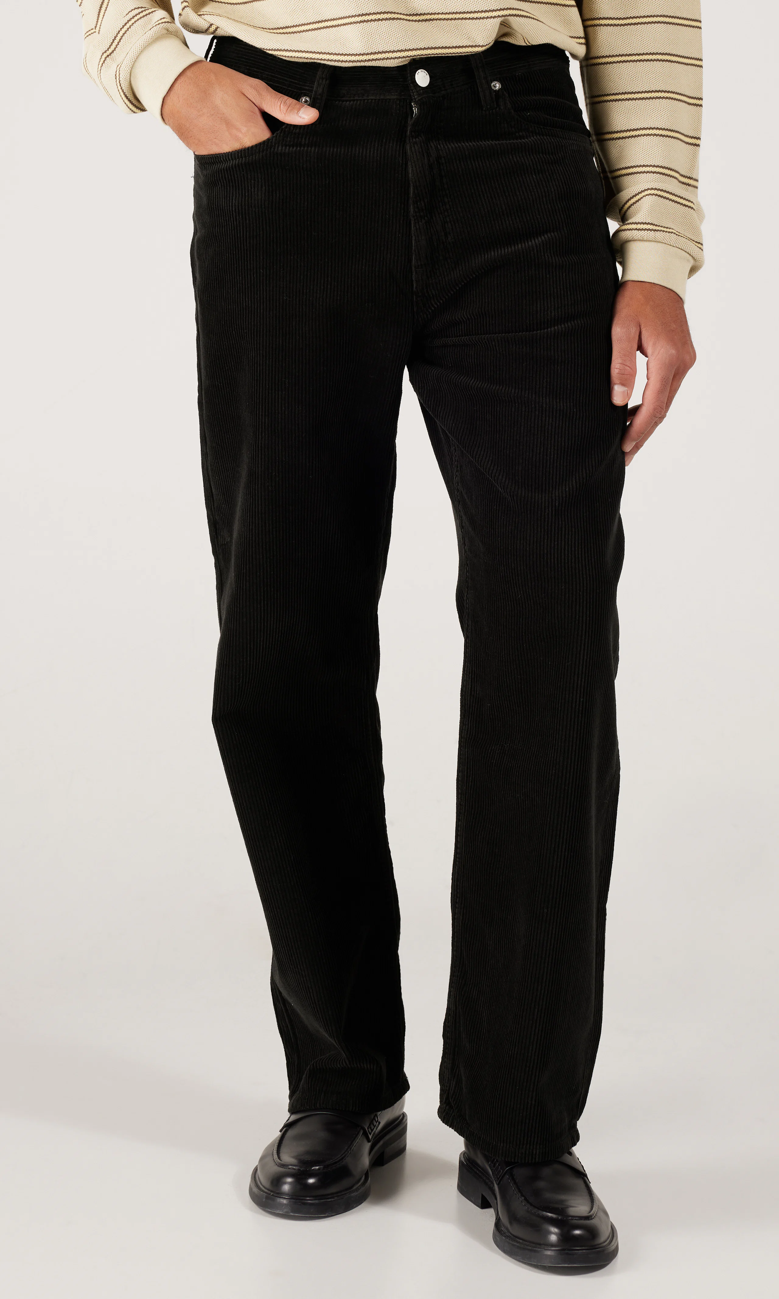 Omar Relaxed Mustat Vakosamettihousut. Front. Model.