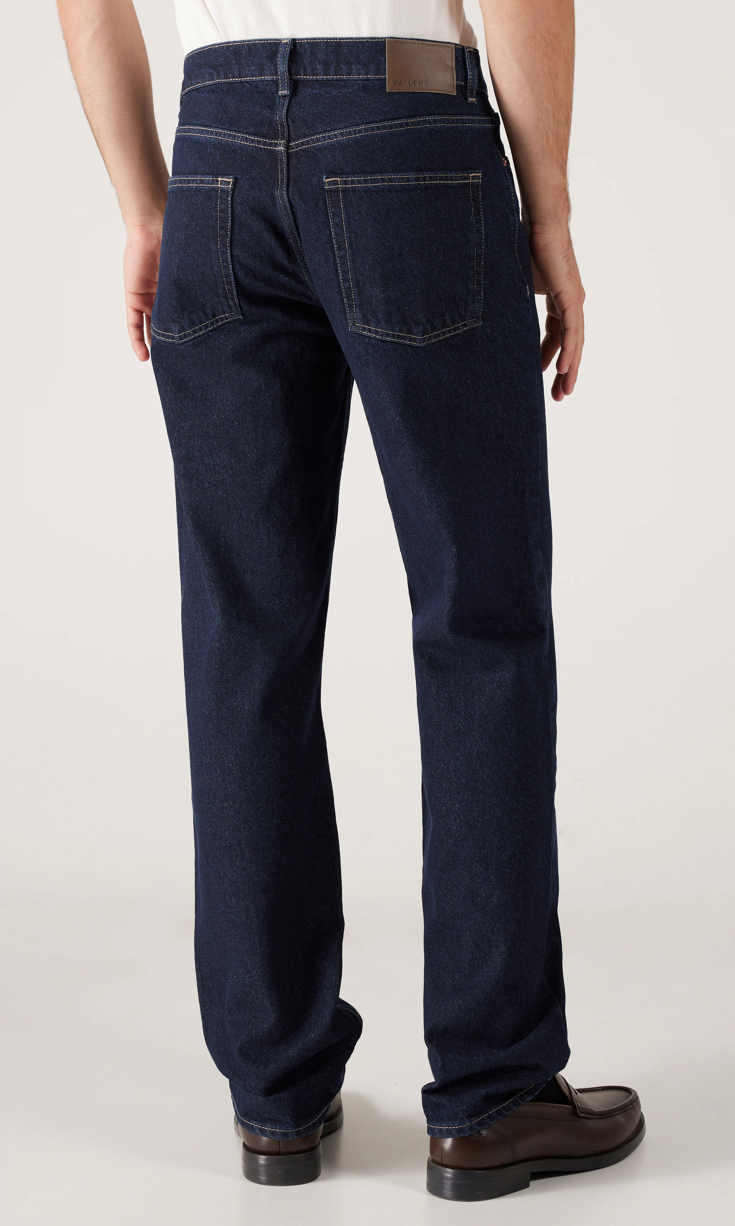 Loose Jeans. Back. Model.