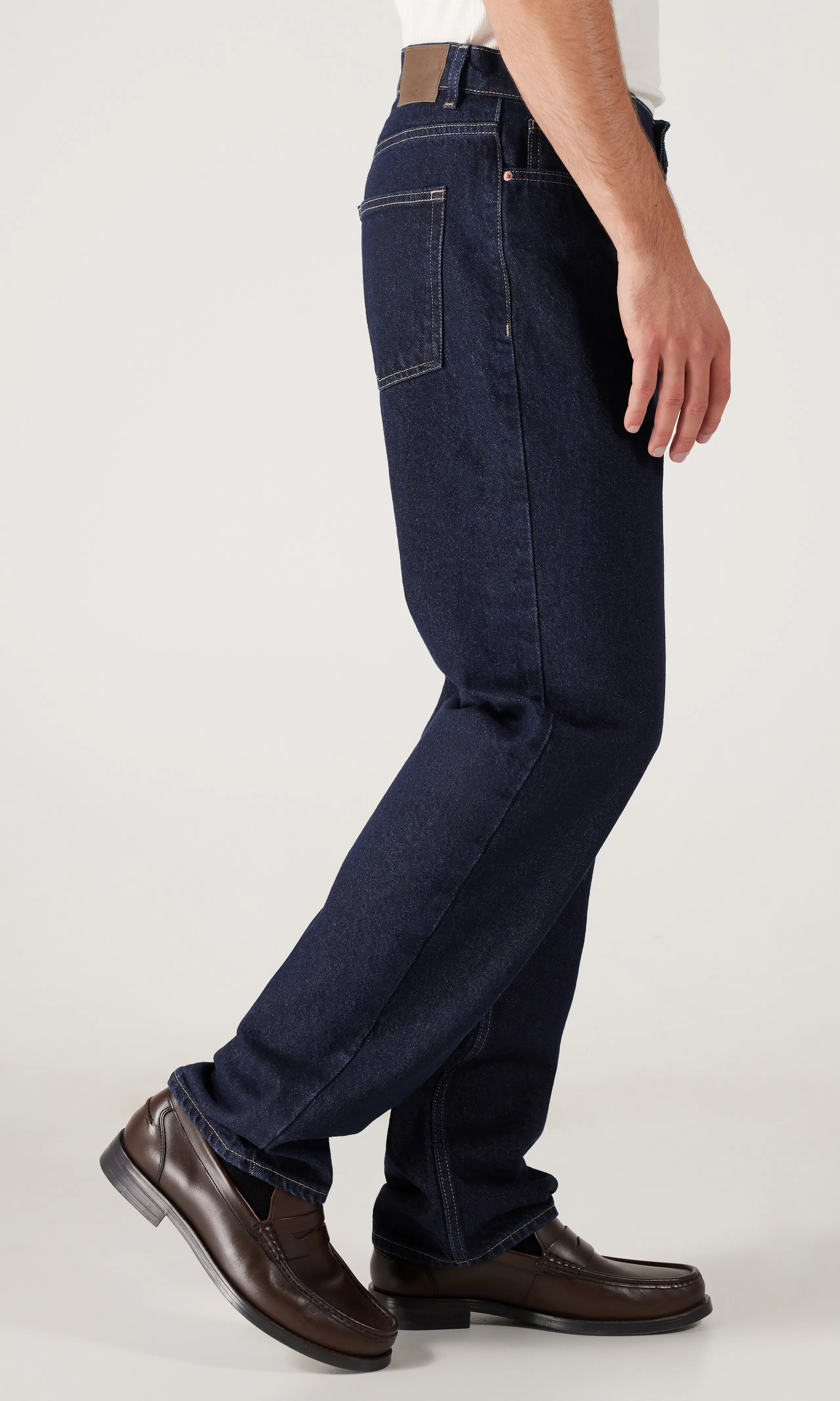 Loose Jeans. Front 2. Model.