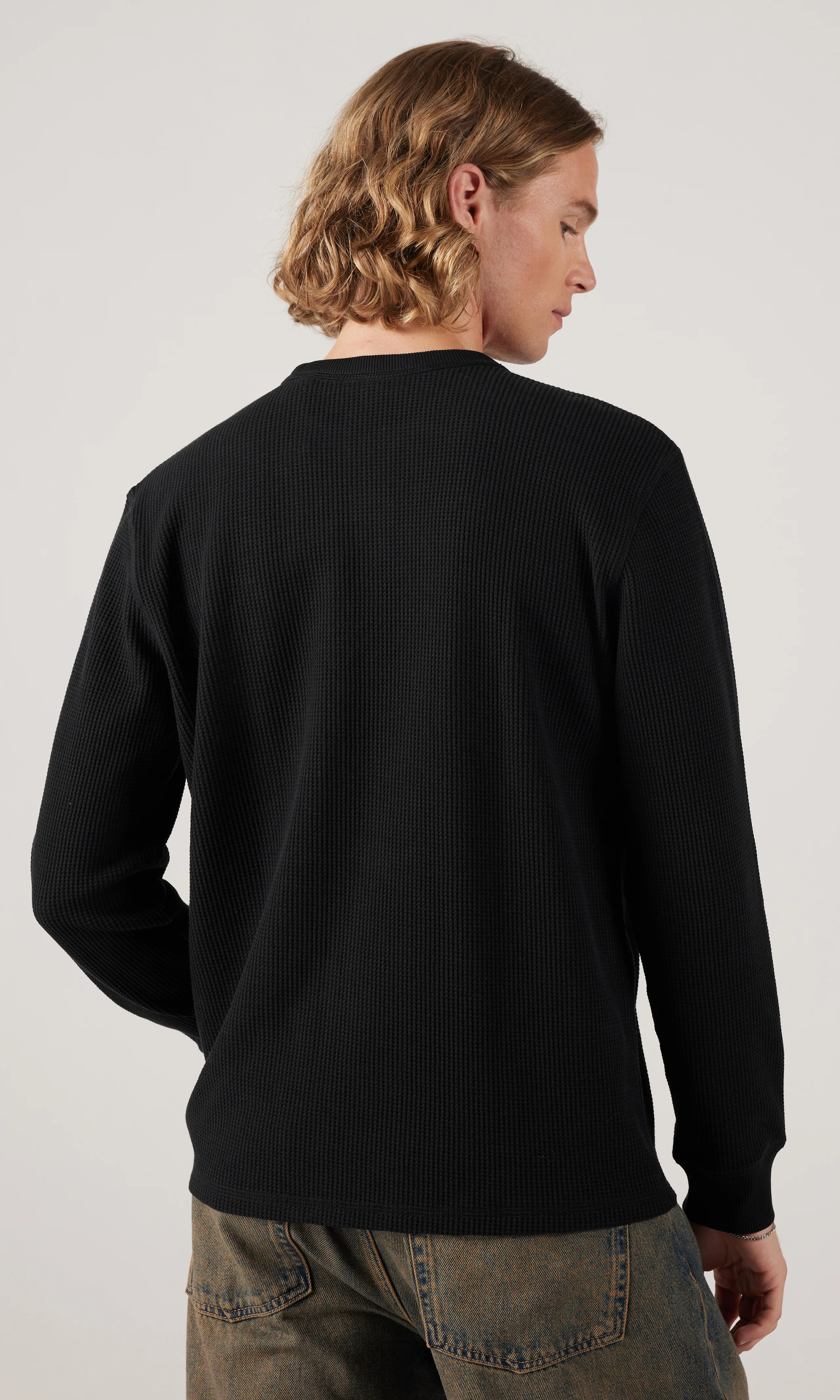 Waffle Long Sleeve Genser. Back. Model.