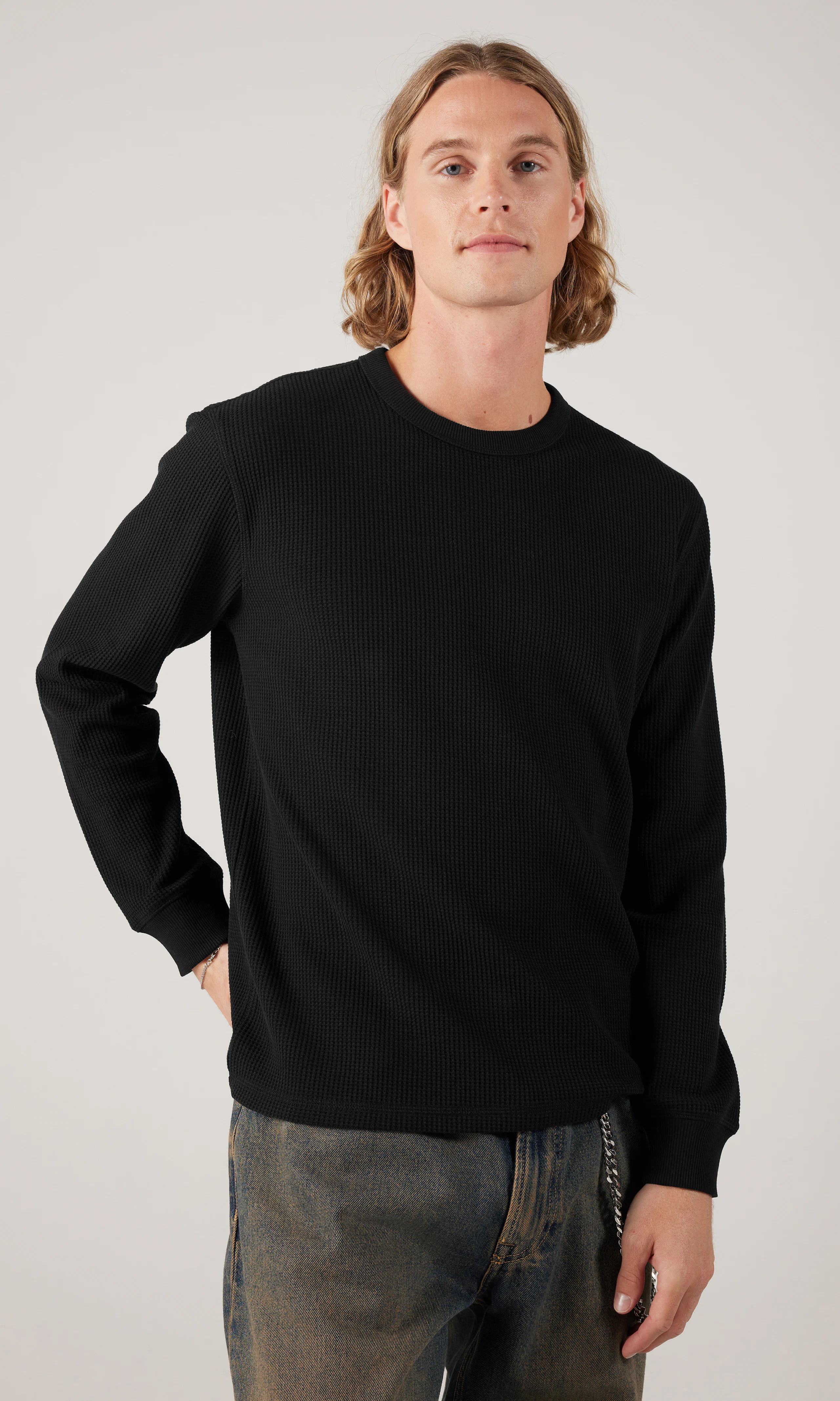 Waffle Long Sleeve Genser. Front. Model.