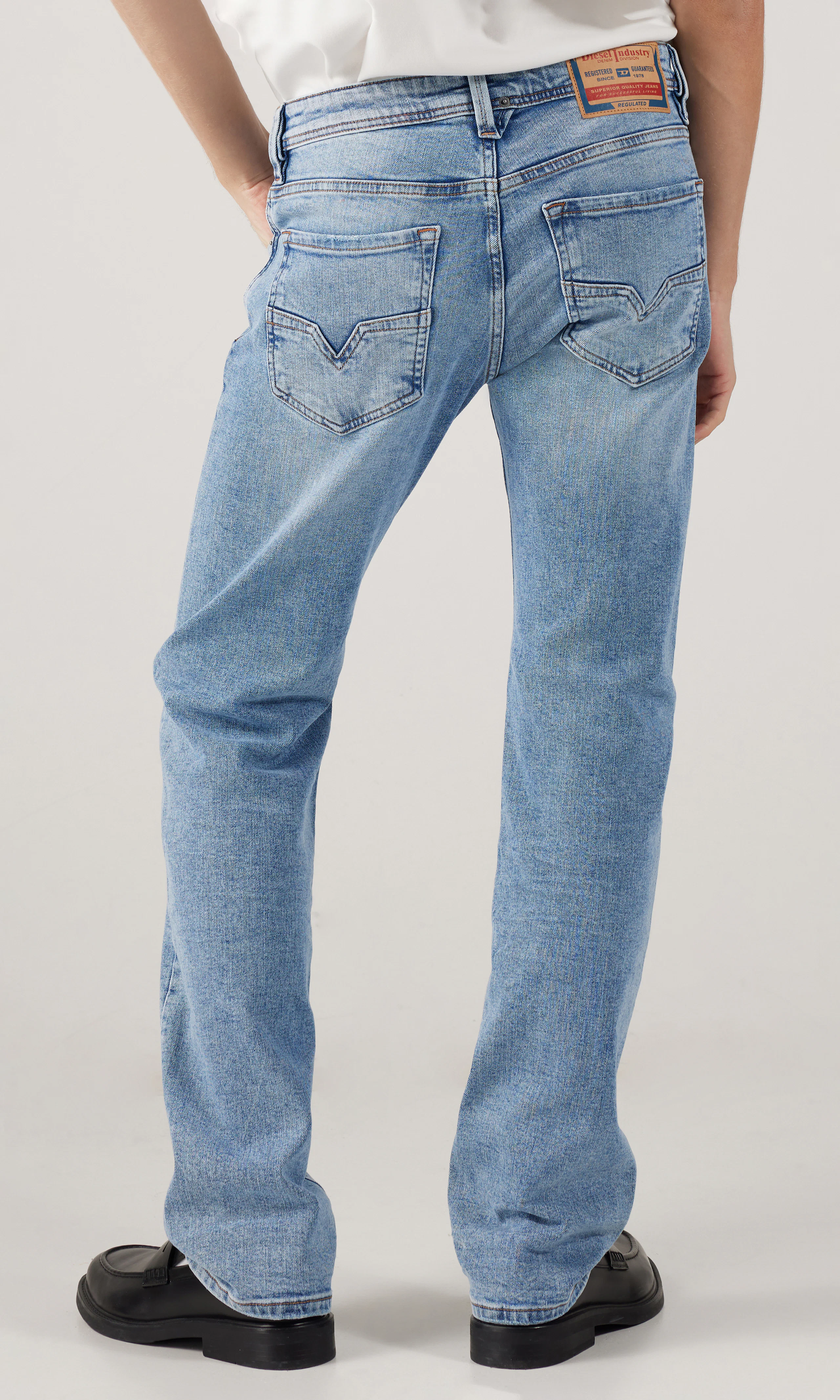 1985 Larkee Lys Blå Straight Jeans. Back. Model.