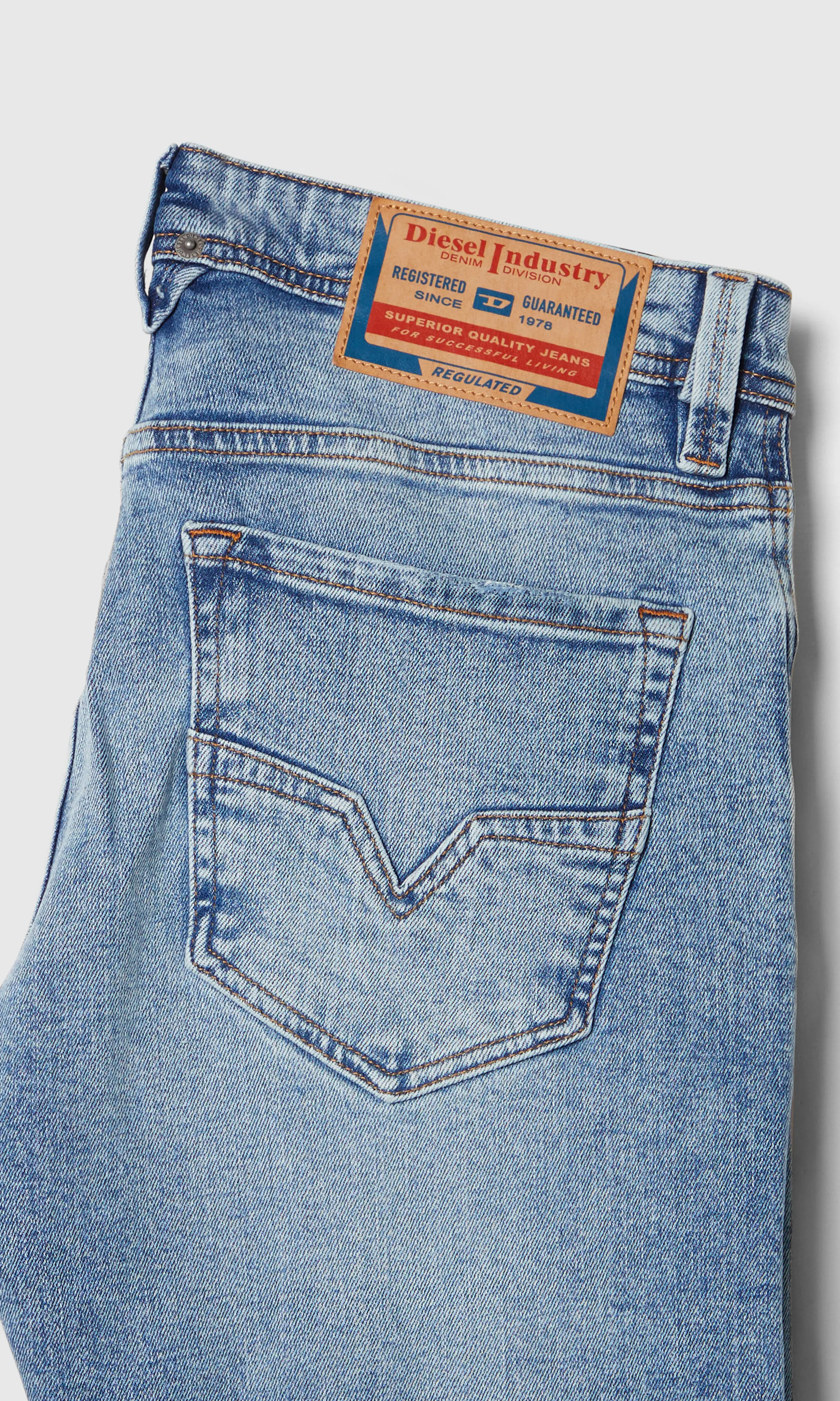 1985 Larkee Lys Blå Straight Jeans. Detail 1. Flat.